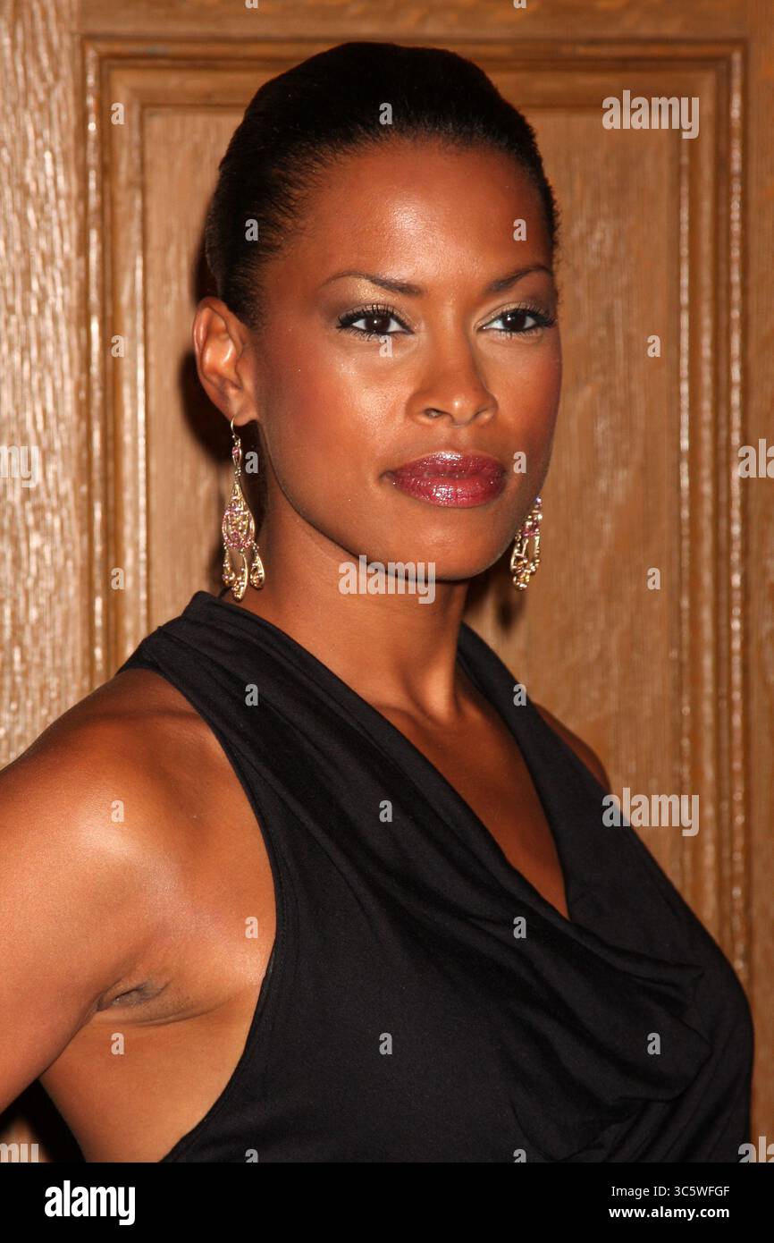 13 ottobre 2012, Los Angeles, CA, Stati Uniti: LOS ANGELES - 13 ottobre: Kearran Giovanni arriva al gala Susan G. Komen "Designs for the cure" al Millennium Biltmore Hotel il 13 ottobre 2012 a Los Angeles, CA (Credit Image: © Kathy Hutchins via ZUMA Wire) Foto Stock