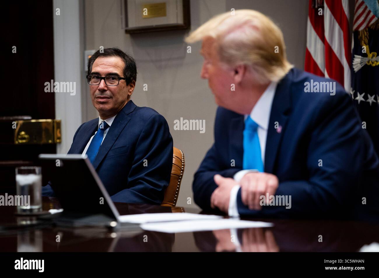 7 aprile 2020, Washington, Distretto di Columbia, USA: Il Segretario al Tesoro degli Stati Uniti Steven T. Mnuchin parla con il presidente degli Stati Uniti Donald J. Trump mentre fa osservazioni mentre partecipa a un aggiornamento di Small Business Relief. Il presidente Trump ha annunciato a marzo che le aziende colpite dal coronavirus riceveranno 50 miliardi di dollari in più in prestiti a basso interesse garantiti federalmente dalla Small Business Administration. (Immagine di credito: © Doug Mills/CNP tramite ZUMA Wire) Foto Stock