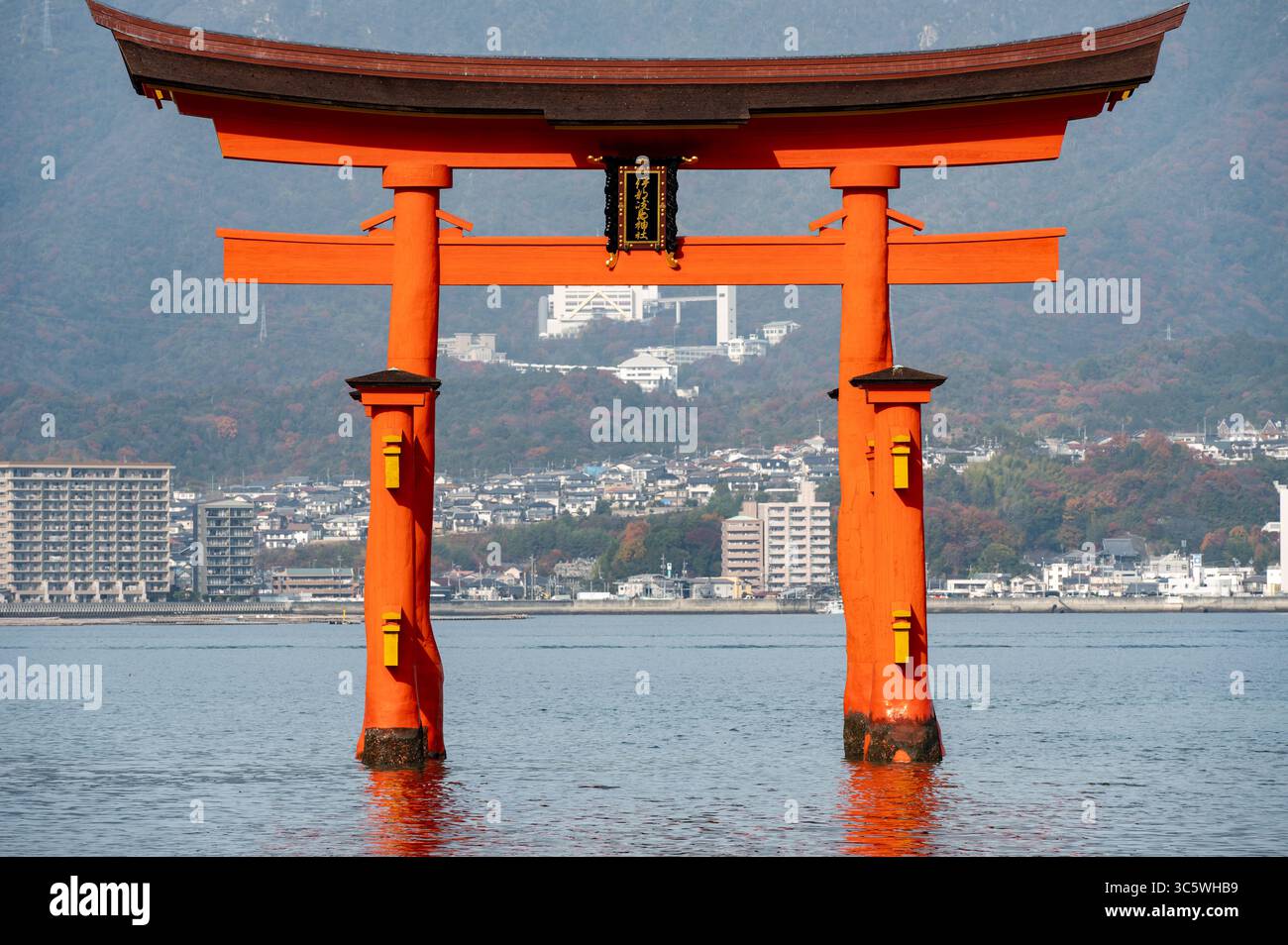 Grande porta Torii di Miyajima che galleggia nel Mar del Giappone Foto Stock