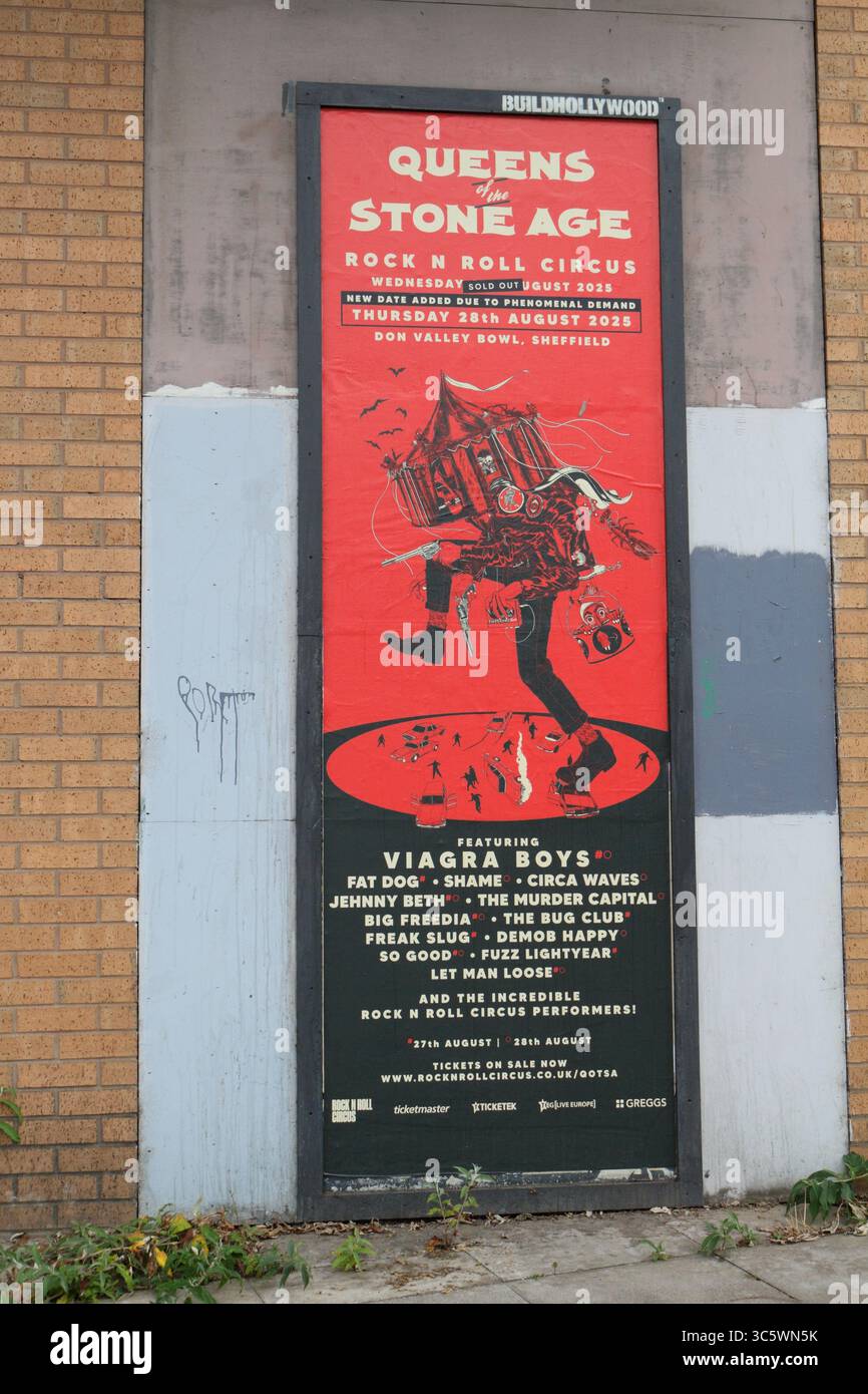 Un cartellone su un muro di un edificio che pubblicizza un concerto a Sheffield della band Queens of the Stone Age nel centro di Sheffield Foto Stock