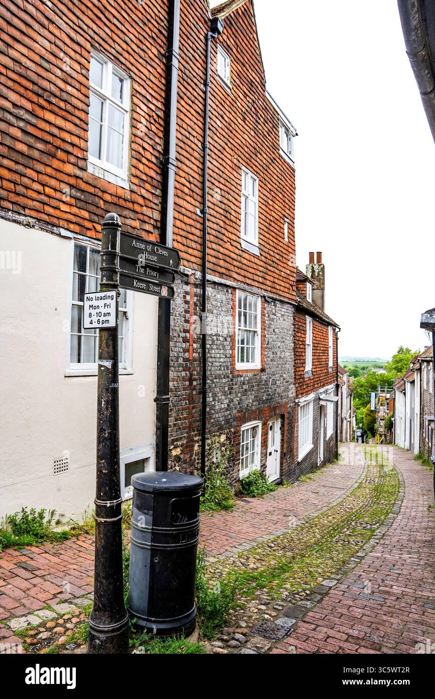 Vicolo pittoresco con strade che indicano la Casa di Anna di Cleves, il Priorato e Keene Street, su High Street a Lewes, East Sussex, Regno Unito Foto Stock