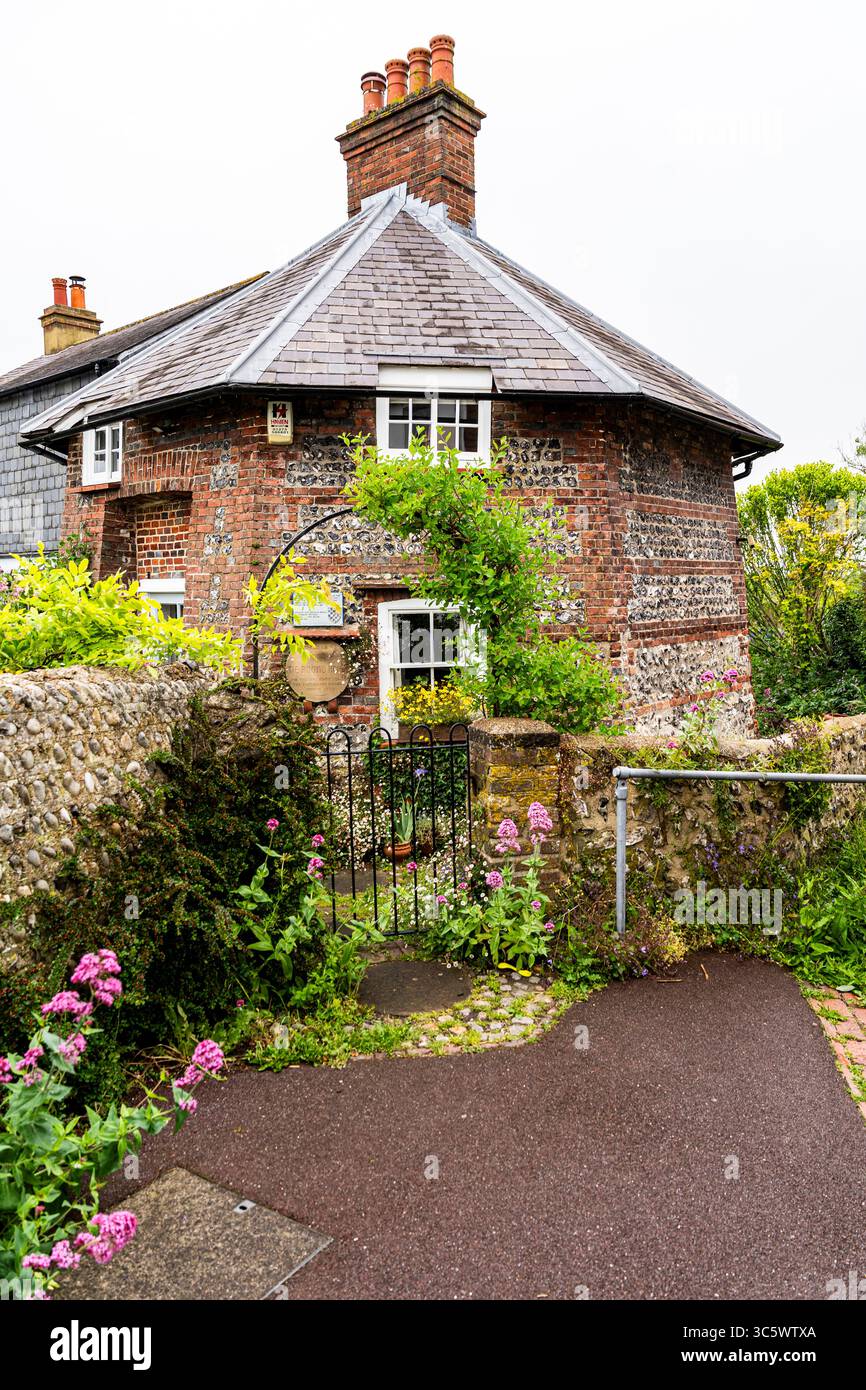 The Round House un antico mulino a vento isolato costruito all'inizio del XIX secolo a Pipe Passage, un tempo di proprietà dello scrittore Virginia Woolf, Lewes, Inghilterra, Regno Unito Foto Stock