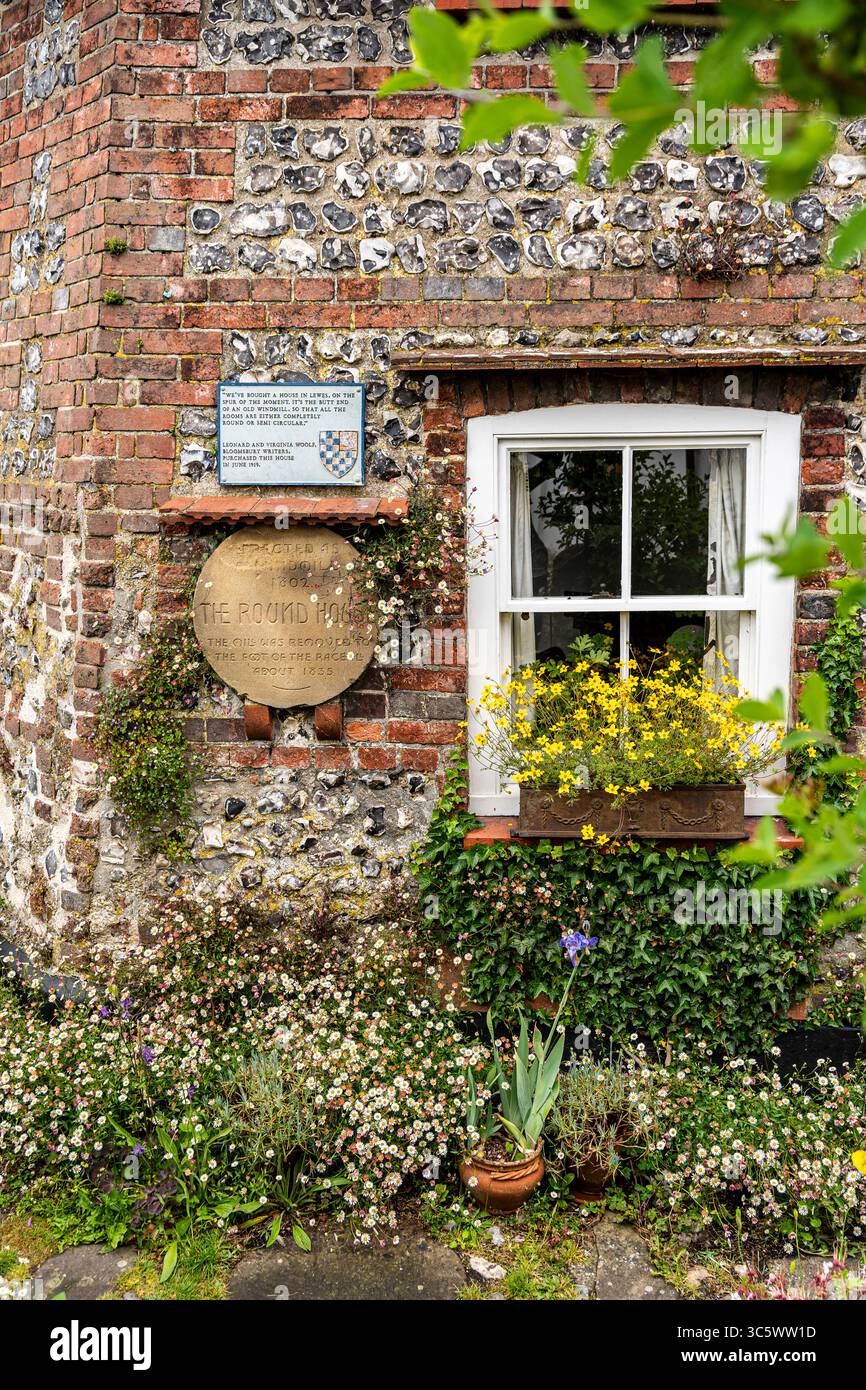 The Round House un antico mulino a vento isolato costruito all'inizio del XIX secolo a Pipe Passage, un tempo di proprietà dello scrittore Virginia Woolf, Lewes, Inghilterra, Regno Unito Foto Stock