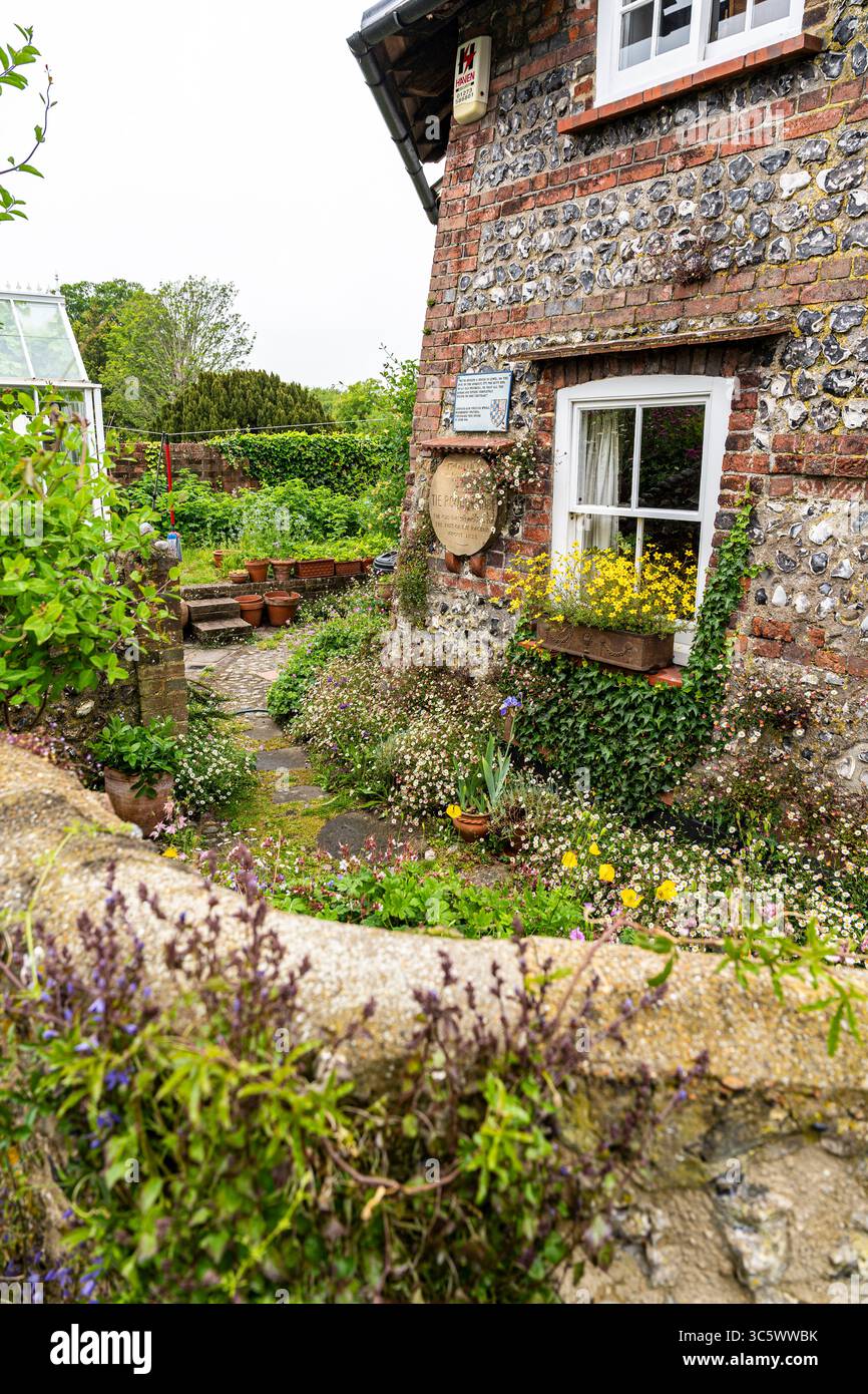 The Round House un antico mulino a vento isolato costruito all'inizio del XIX secolo a Pipe Passage, un tempo di proprietà dello scrittore Virginia Woolf, Lewes, Inghilterra, Regno Unito Foto Stock