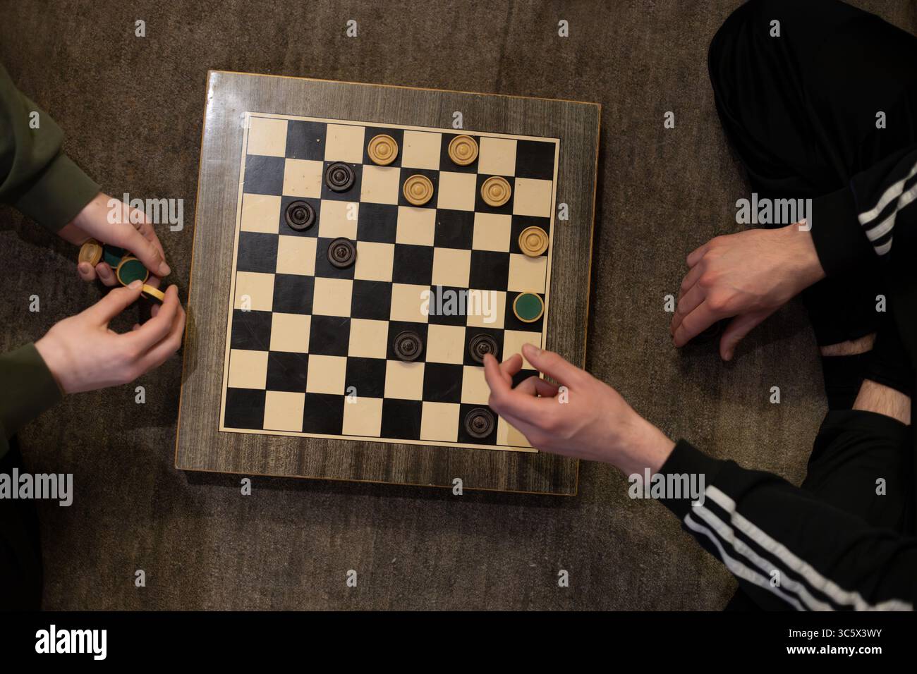 Due persone che giocano a Classic Checkers Game Foto Stock