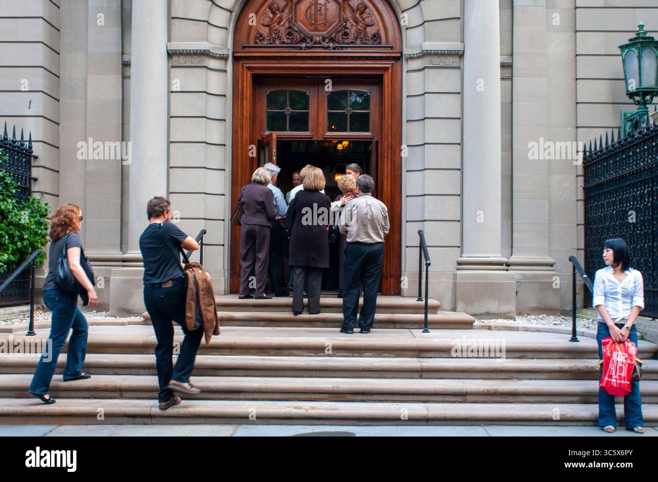 23 settembre 2009, New York, New York, Stati Uniti: New York, New York, New York City, Manhattan, Upper East Side, The Frick Collection, museo d'arte, giardino, fontana, lucernario, colonne ioniche, panchina, adulti, adulti adulti donne donna donna, adulti adulti uomini uomini uomini, uomini, uomini, uomini, turisti viaggi viaggi turismo turistico punto di riferimento internazionale, cultura culturale vacanza gruppo persone scena di persona, scattare foto utilizzando da avere altro su, Stati Uniti Stati Uniti America Nord America (immagine di credito: © Sergi ReboredoZUMA Wire) Foto Stock