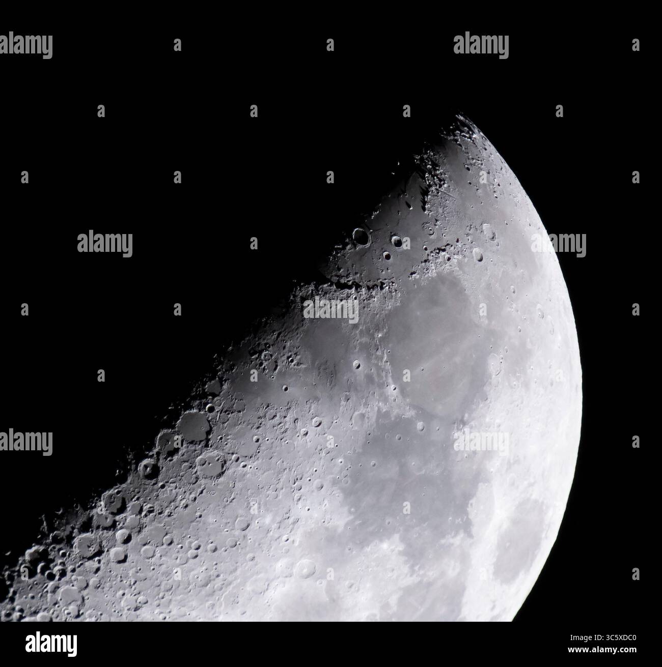 12 luglio 1971 - KSC, Florida, Stati Uniti - il responsabile del programma Exploration Ground Systems della NASA Shawn Quinn ha catturato questa immagine della regione lunare dell'Appennino Hadley, incluso il sito di atterraggio dell'Apollo 15 (molto vicino al bordo dell'ombra di una delle montagne lunari della zona). Immagine è un ritaglio di un'immagine full frame. In questa immagine sono visibili anche i siti di atterraggio Apollo 11, 16 e 17. L'Appennino di Hadley è una regione sul lato vicino della Luna terrestre che servì come sito di atterraggio per la missione americana Apollo 15, il quarto atterraggio con equipaggio sulla Luna e la prima delle "missioni J". (Immagine di credito: © Foto Stock