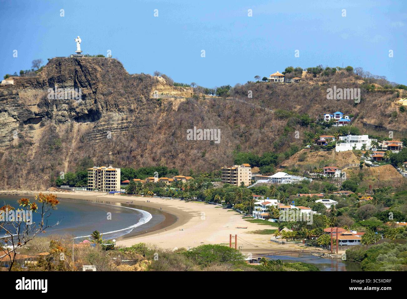 13 aprile 2014, Nicaragua: Cristo della Misericordia e spiagge costiere di San Juan del Sur vicino alla città centrale di San Juan del Sur Nicaragua Central America Ville di lusso a Playa San Juan del Sur (immagine di credito: © Sergi Reboredo/ZUMA Wire) Foto Stock