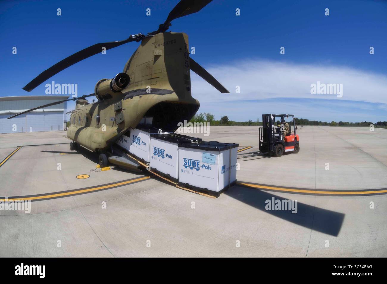 2 aprile 2020 - South Carolina, USA - i soldati della Guardia Nazionale dell'Esercito degli Stati Uniti con la Guardia Nazionale della Carolina del Sud scaricano i dispositivi di protezione individuale da un CH-47 Chinook assegnato al 2-238th General Support Aviation Battalion, South Carolina National Guard, e caricalo su un camion per essere trasportato e distribuito nelle contee nella parte settentrionale della Carolina del Sud dai soldati della Guardia Nazionale dell'Esercito degli Stati Uniti con la Joint Task Force 59, la Guardia Nazionale della Carolina del Sud, a sostegno del Dipartimento della salute e del controllo ambientale della Carolina del Sud. La Guardia Nazionale della Carolina del Sud rimane pronta a sostenere il c Foto Stock