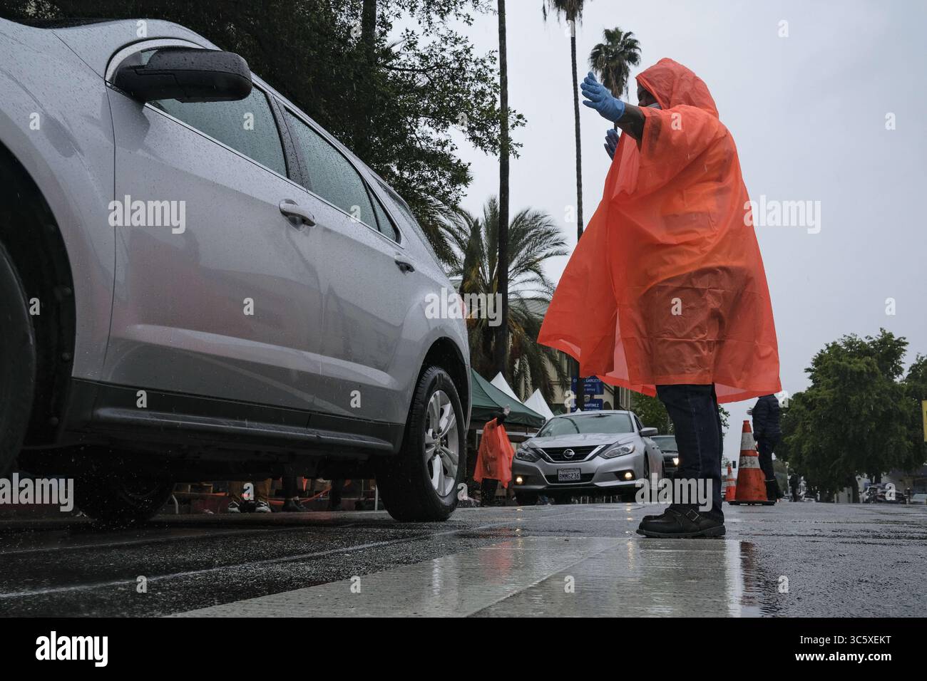 9 aprile 2020, Van Nuys, California, Stati Uniti: Presidente del Consiglio comunale di Los Angeles in collaborazione con la LA County Federation of Labor che fornisce una dispensa alimentare Drive Thru e Walk Thru per le famiglie per ritirare gli articoli essenziali di alimentari donati dai negozi locali. (Immagine di credito: © Jason Ryan /ZUMA Wire/ZUMAPRESS.com) Foto Stock