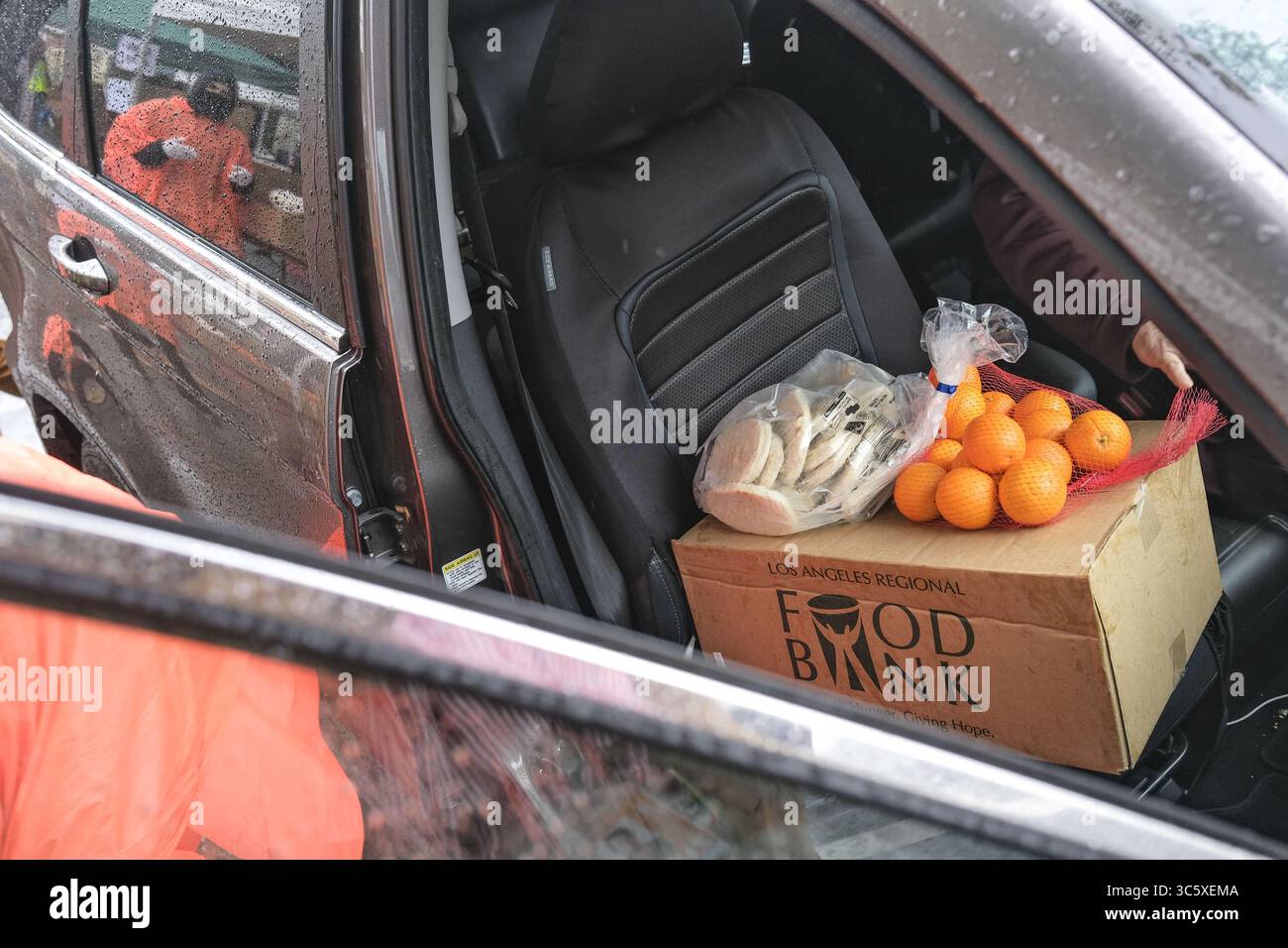 9 aprile 2020, Van Nuys, California, Stati Uniti: Presidente del Consiglio comunale di Los Angeles in collaborazione con la LA County Federation of Labor che fornisce una dispensa alimentare Drive Thru e Walk Thru per le famiglie per ritirare gli articoli essenziali di alimentari donati dai negozi locali. (Immagine di credito: © Jason Ryan /ZUMA Wire/ZUMAPRESS.com) Foto Stock