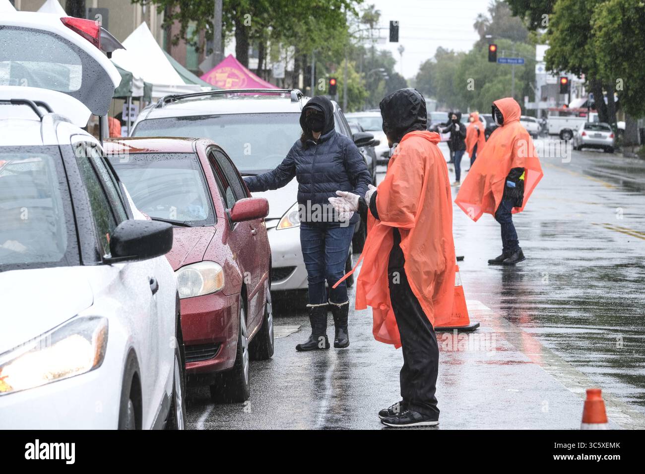 9 aprile 2020, Van Nuys, California, Stati Uniti: Presidente del Consiglio comunale di Los Angeles in collaborazione con la LA County Federation of Labor che fornisce una dispensa alimentare Drive Thru e Walk Thru per le famiglie per ritirare gli articoli essenziali di alimentari donati dai negozi locali. (Immagine di credito: © Jason Ryan /ZUMA Wire/ZUMAPRESS.com) Foto Stock