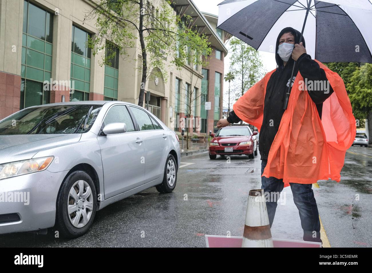 9 aprile 2020, Van Nuys, California, Stati Uniti: Presidente del Consiglio comunale di Los Angeles in collaborazione con la LA County Federation of Labor che fornisce una dispensa alimentare Drive Thru e Walk Thru per le famiglie per ritirare gli articoli essenziali di alimentari donati dai negozi locali. (Immagine di credito: © Jason Ryan /ZUMA Wire/ZUMAPRESS.com) Foto Stock
