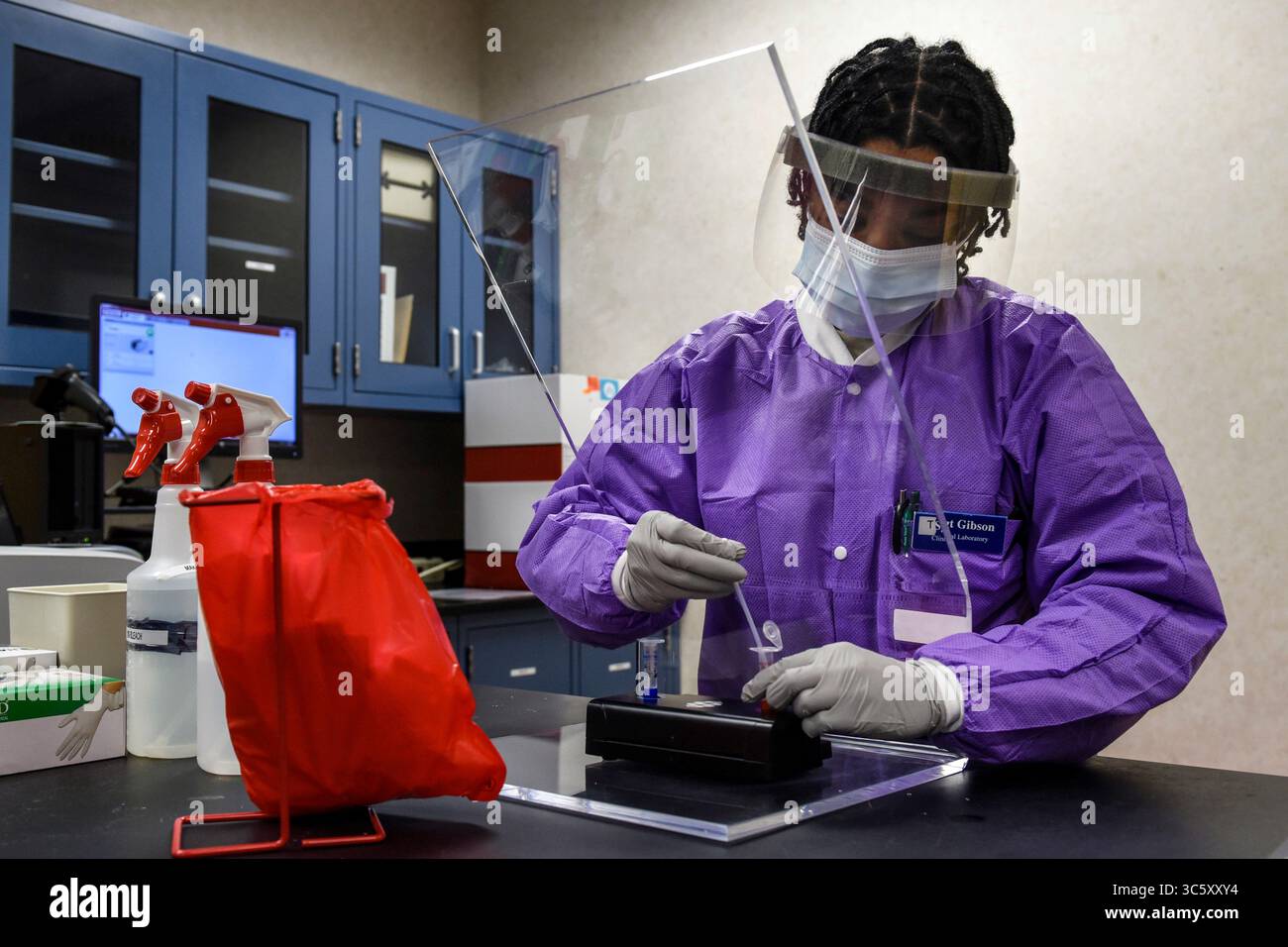 9 aprile 2020 - Wichita Falls, Texas, USA - Tech. Il sergente Jonisha Gibson, 82nd Medical Group Clinical Laboratory sottufficiale incaricato, prepara un campione per i test alla Sheppard Air Force base, Texas, 9 aprile 2020. Gibson inietterà il campione patientâ€™s in una busta FilmArray che può essere analizzata e testata a livello molecolare. Sheppard è una delle poche basi di formazione e formazione aerea che inizierà a testare possibili casi di coronavirus. (Immagine di credito: © Pedro Tenorio/U.S. Air Force/filo ZUMA/ZUMAPRESS.com) Foto Stock