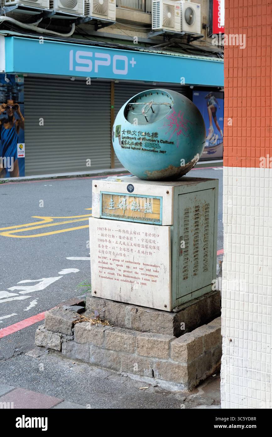 Marcatore storico che onora la fondazione della Homemakers Union and Foundation nel 1989; un'organizzazione ambientale femminile a Taipei, Taiwan. Foto Stock