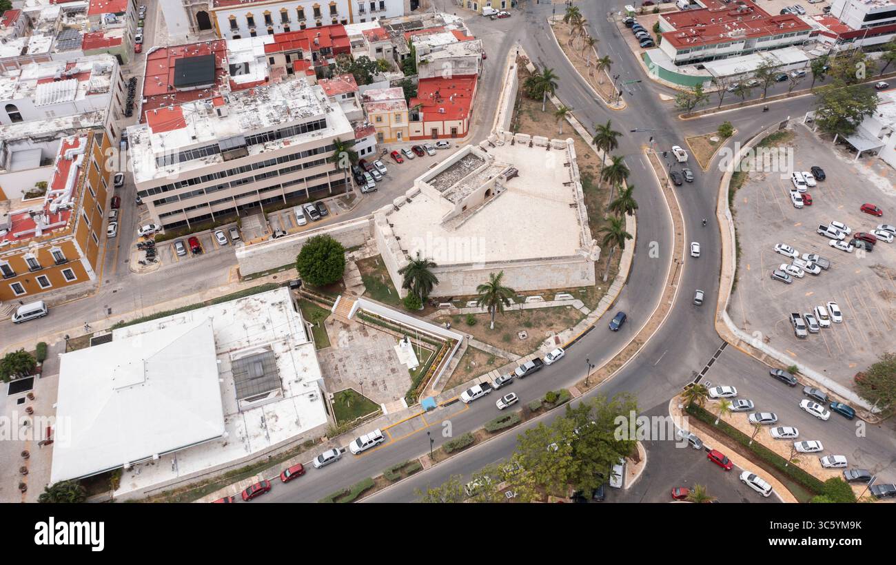 Vista aerea diurna di una fortificazione di bastioni dell'epoca coloniale, città fortificata di Campeche, Messico. Foto Stock