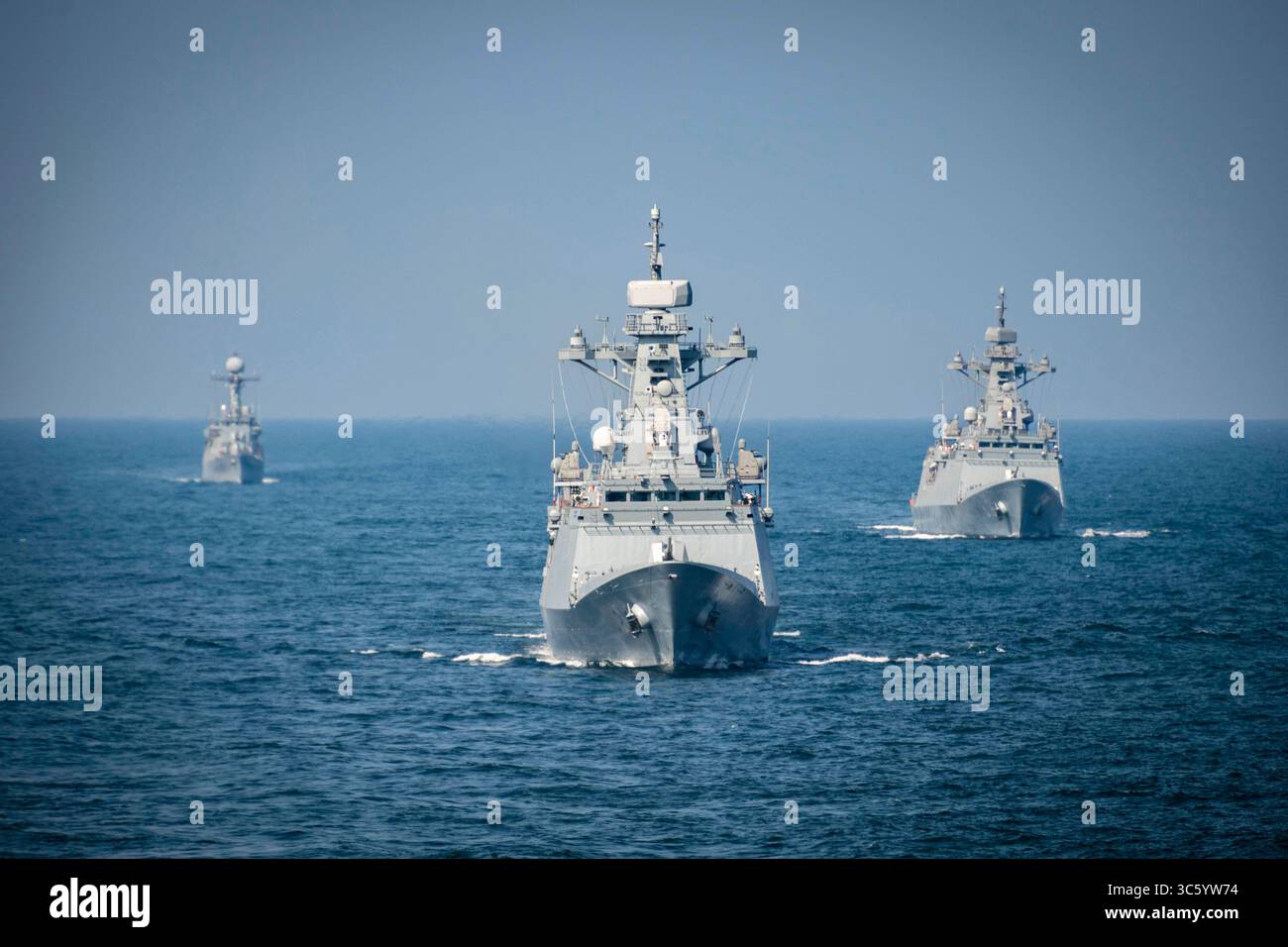 9 marzo 2020 - in mare - navi della Marina della Repubblica di Corea (ROKN) salpano in formazione con il cacciatorpediniere missilistico guidato classe Arleigh Burke USS McCampbell (DDG 85) durante un esercizio fotografico nell'ambito del Cooperative Deployment (CODEP). CODEP è progettato per migliorare le operazioni di routine e l'interoperabilità combinata con ROKN e per dimostrare la determinazione e l'impegno nei confronti dell'alleanza USA/ROK e della regione. McCampbell sta conducendo operazioni nella regione Indo-Pacifico mentre è assegnato al Destroyer Squadron (DESRON) 15, il più grande DESRON della Marina schierato in avanti e il princ della 7th Fleet Foto Stock