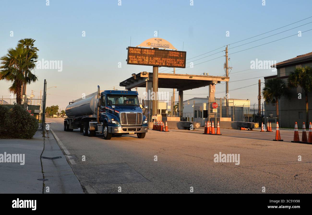 21 aprile 2020, Fort Lauderdale, Florida, Stati Uniti d'America: FORT LAUDERDALE, FLORIDA - 22 APRILE: I camion del petrolio greggio vanno e vengono a Port Everglades a Fort Lauderdale, Florida. I futures petroliferi per la prima volta sono scesi al di sotto dello zero mentre le turbolenze economiche causate dalla crisi del coronavirus continuano il 22 aprile 2020..persone: Petroliere (Credit Image: © SMG via ZUMA Wire) Foto Stock