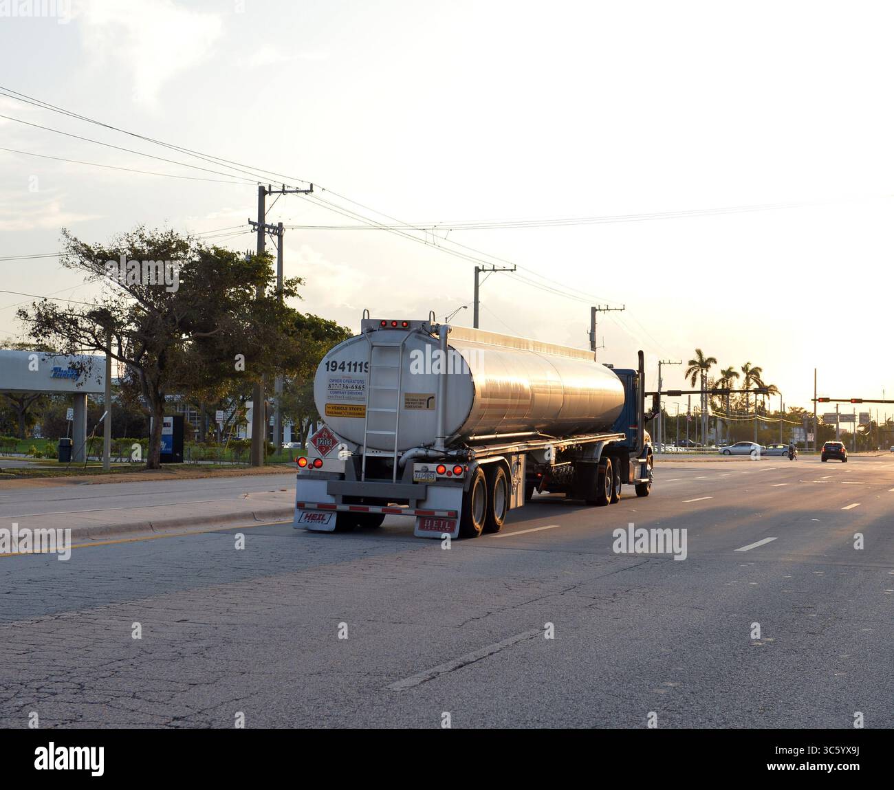 21 aprile 2020, Fort Lauderdale, Florida, Stati Uniti d'America: FORT LAUDERDALE, FLORIDA - 22 APRILE: I camion del petrolio greggio vanno e vengono a Port Everglades a Fort Lauderdale, Florida. I futures petroliferi per la prima volta sono scesi al di sotto dello zero mentre le turbolenze economiche causate dalla crisi del coronavirus continuano il 22 aprile 2020..persone: Petroliere (Credit Image: © SMG via ZUMA Wire) Foto Stock