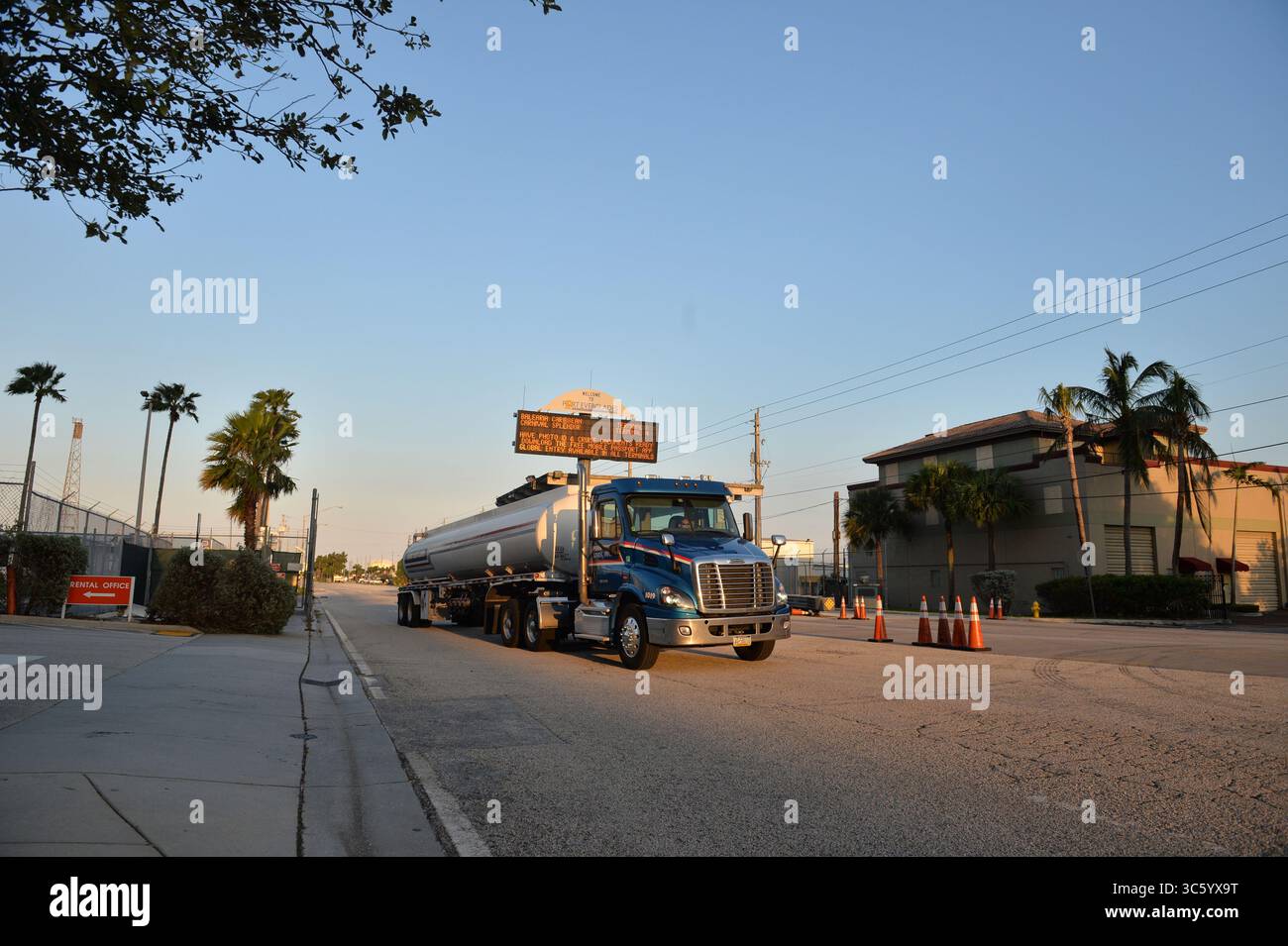 21 aprile 2020, Fort Lauderdale, Florida, Stati Uniti d'America: FORT LAUDERDALE, FLORIDA - 22 APRILE: I camion del petrolio greggio vanno e vengono a Port Everglades a Fort Lauderdale, Florida. I futures petroliferi per la prima volta sono scesi al di sotto dello zero mentre le turbolenze economiche causate dalla crisi del coronavirus continuano il 22 aprile 2020..persone: Petroliere (Credit Image: © SMG via ZUMA Wire) Foto Stock