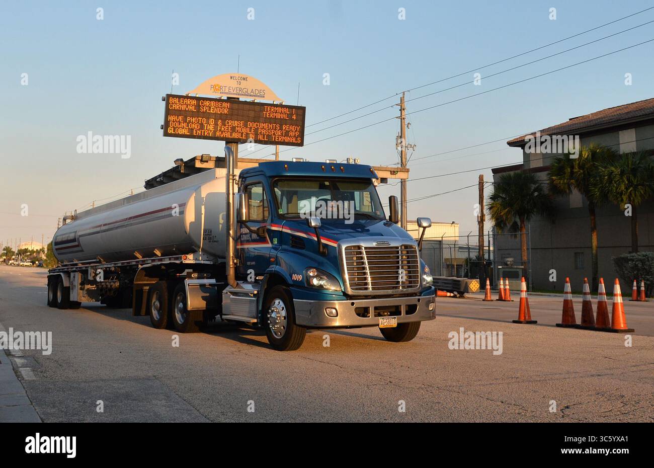 21 aprile 2020, Fort Lauderdale, Florida, Stati Uniti d'America: FORT LAUDERDALE, FLORIDA - 22 APRILE: I camion del petrolio greggio vanno e vengono a Port Everglades a Fort Lauderdale, Florida. I futures petroliferi per la prima volta sono scesi al di sotto dello zero mentre le turbolenze economiche causate dalla crisi del coronavirus continuano il 22 aprile 2020..persone: Petroliere (Credit Image: © SMG via ZUMA Wire) Foto Stock