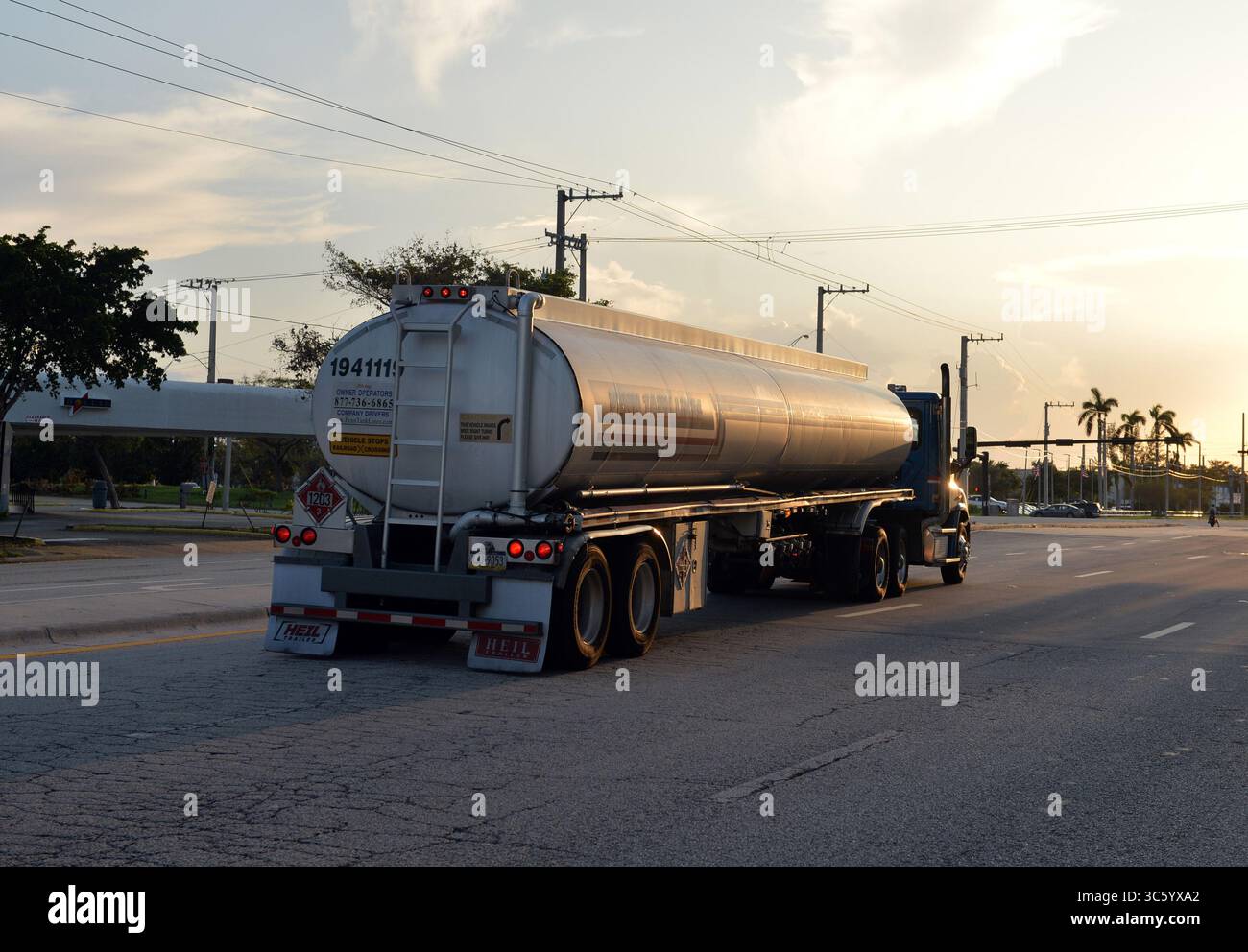 21 aprile 2020, Fort Lauderdale, Florida, Stati Uniti d'America: FORT LAUDERDALE, FLORIDA - 22 APRILE: I camion del petrolio greggio vanno e vengono a Port Everglades a Fort Lauderdale, Florida. I futures petroliferi per la prima volta sono scesi al di sotto dello zero mentre le turbolenze economiche causate dalla crisi del coronavirus continuano il 22 aprile 2020..persone: Petroliere (Credit Image: © SMG via ZUMA Wire) Foto Stock
