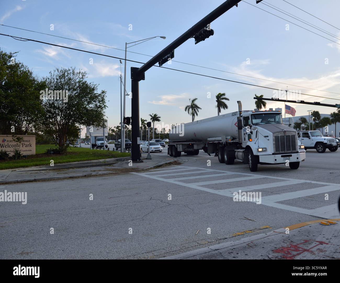 21 aprile 2020, Fort Lauderdale, Florida, Stati Uniti d'America: FORT LAUDERDALE, FLORIDA - 22 APRILE: I camion del petrolio greggio vanno e vengono a Port Everglades a Fort Lauderdale, Florida. I futures petroliferi per la prima volta sono scesi al di sotto dello zero mentre le turbolenze economiche causate dalla crisi del coronavirus continuano il 22 aprile 2020..persone: Petroliere (Credit Image: © SMG via ZUMA Wire) Foto Stock