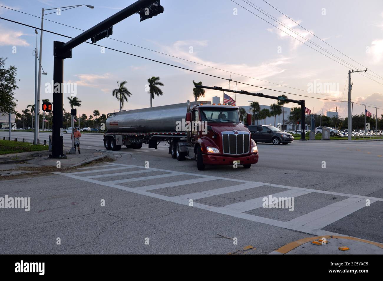 21 aprile 2020, Fort Lauderdale, Florida, Stati Uniti d'America: FORT LAUDERDALE, FLORIDA - 22 APRILE: I camion del petrolio greggio vanno e vengono a Port Everglades a Fort Lauderdale, Florida. I futures petroliferi per la prima volta sono scesi al di sotto dello zero mentre le turbolenze economiche causate dalla crisi del coronavirus continuano il 22 aprile 2020..persone: Petroliere (Credit Image: © SMG via ZUMA Wire) Foto Stock