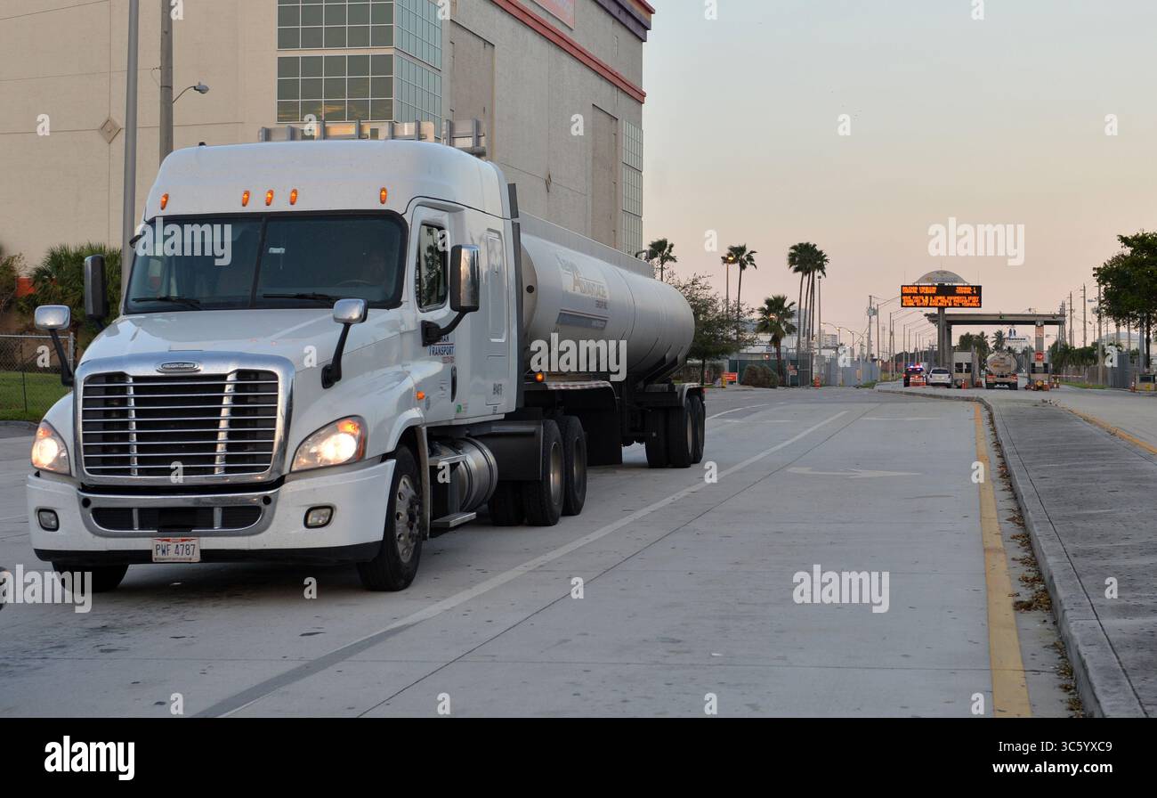 21 aprile 2020, Fort Lauderdale, Florida, Stati Uniti d'America: FORT LAUDERDALE, FLORIDA - 22 APRILE: I camion del petrolio greggio vanno e vengono a Port Everglades a Fort Lauderdale, Florida. I futures petroliferi per la prima volta sono scesi al di sotto dello zero mentre le turbolenze economiche causate dalla crisi del coronavirus continuano il 22 aprile 2020..persone: Petroliere (Credit Image: © SMG via ZUMA Wire) Foto Stock