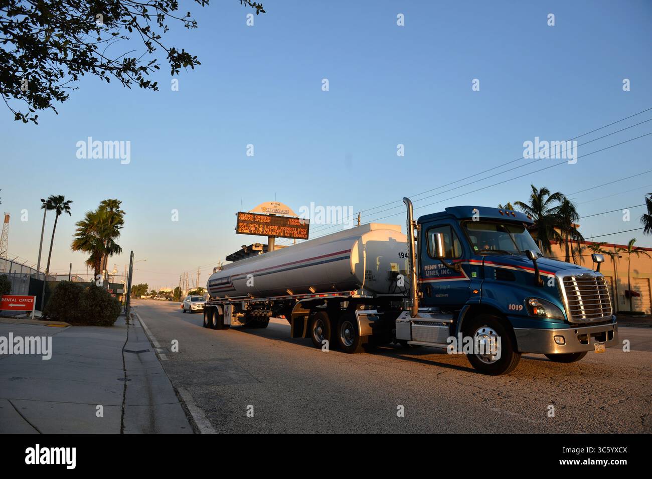21 aprile 2020, Fort Lauderdale, Florida, Stati Uniti d'America: FORT LAUDERDALE, FLORIDA - 22 APRILE: I camion del petrolio greggio vanno e vengono a Port Everglades a Fort Lauderdale, Florida. I futures petroliferi per la prima volta sono scesi al di sotto dello zero mentre le turbolenze economiche causate dalla crisi del coronavirus continuano il 22 aprile 2020..persone: Petroliere (Credit Image: © SMG via ZUMA Wire) Foto Stock