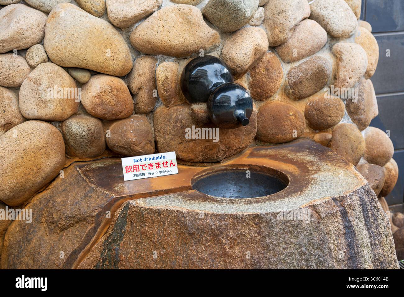 Hyogo, Giappone. Arima Hon-onsen Kin no Yu, un famoso bagno pubblico Kinsen (sorgente d'oro). Foto Stock