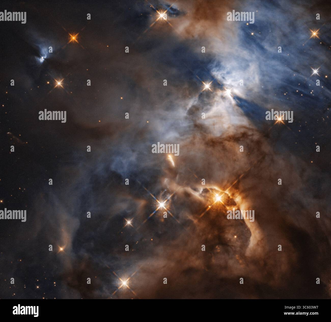 31 ottobre 2018 - Space - Hubble Space Telescope mostra la Nebulosa Serpens, un vivaio stellare a circa 1300 anni luce di distanza. All'interno della nebulosa, in alto a destra dell'immagine, viene creata un'ombra dal disco protoplanetario che circonda la stella HBC 672. Mentre il disco di detriti è troppo piccolo per essere visto anche da Hubble, la sua ombra viene proiettata sulla nuvola in cui è nato. In questa prospettiva, la caratteristica â€” soprannominata The Bat Shadow â€” copre circa 200 volte il diametro del nostro sistema solare. Un fenomeno d'ombra simile può essere visto emanare da un'altra giovane stella, nella parte superiore Foto Stock