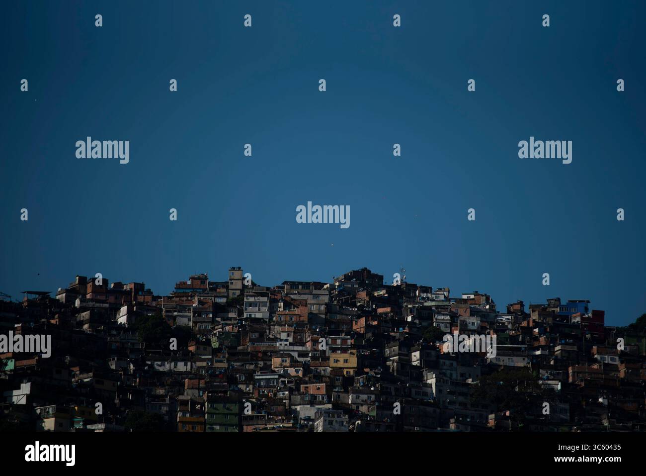 21 aprile 2020, Rio De Janeiro, Rio de Janeiro, brasile: 24 aprile., 2020, Panomarica Vision movimento della favela Rocinha, di persone attraverso le strade e i vicoli della favela Rocinha, anche durante la quarantena, i residenti ignorano il virus corona e camminano per le strade, e agglomerato, il numero di infetti da nuovo coronavirus (SARS-CoV-2 ) è aumentato da 6 a 35 in 5 giorni, secondo il Dipartimento sanitario Comunale. I residenti studiano il centro di trattamento Covid-19 nella comunità. (Immagine di credito: © Fabio Teixeira/ZUMA Wire) Foto Stock