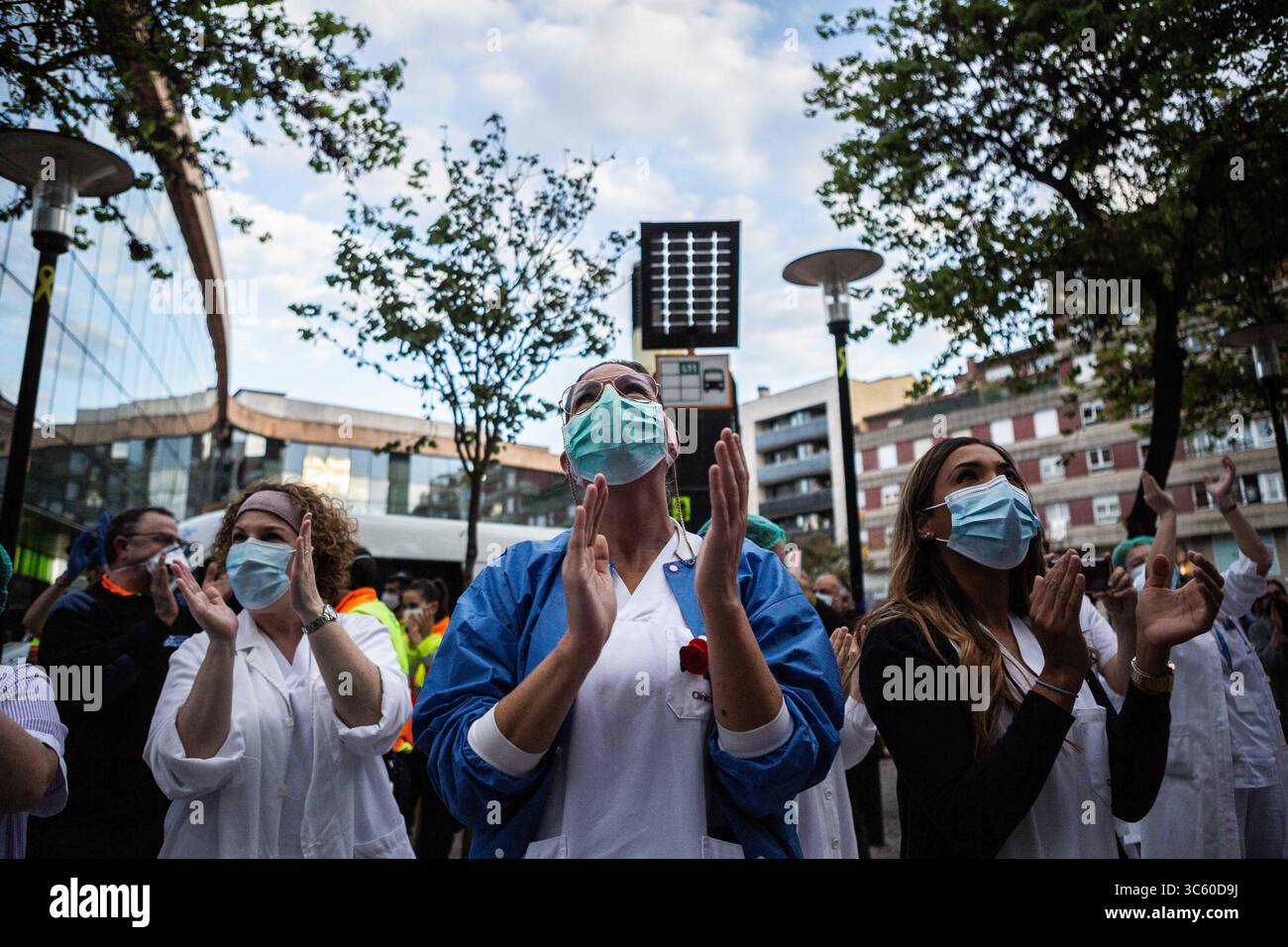 23 aprile 2020, Girona, Spagna: Gli operatori sanitari restituiscono gli applausi a coloro che incoraggiano e mostrano affetto nei loro confronti durante il loro lavoro..Dall'inizio delle crisi Covid19, le persone hanno applaudito gli operatori sanitari alle 20.00, le forze dell'ordine suonano sirene e applaudono davanti agli ospedali per ringraziare gli operatori sanitari per i loro sforzi. (Immagine di credito: © MartÃ­ immagini Navarro/SOPA tramite cavo ZUMA) Foto Stock