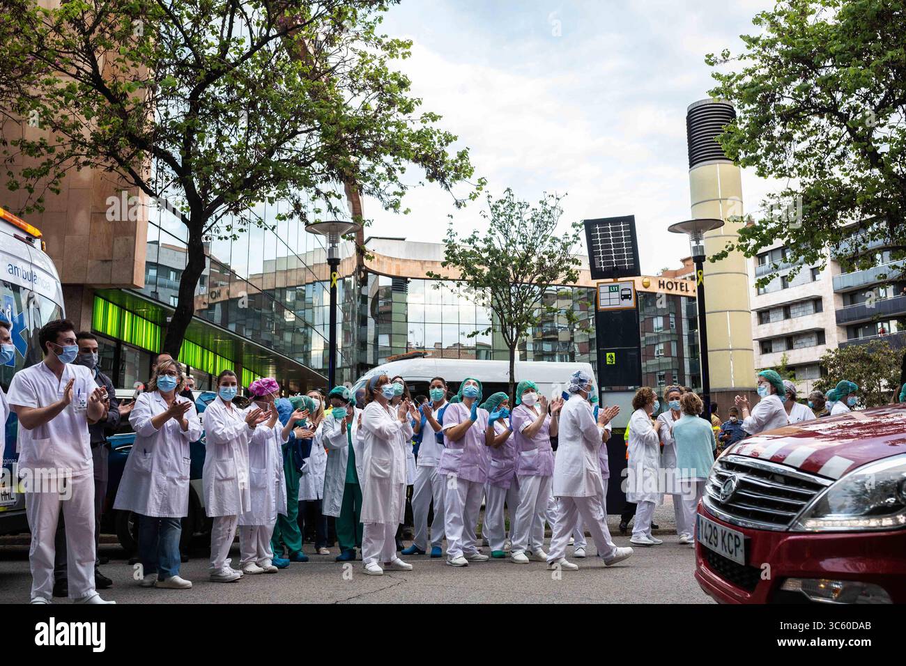 23 aprile 2020, Girona, Spagna: Gli operatori sanitari restituiscono gli applausi a coloro che incoraggiano e mostrano affetto nei loro confronti durante il loro lavoro..Dall'inizio delle crisi Covid19, le persone hanno applaudito gli operatori sanitari alle 20.00, le forze dell'ordine suonano sirene e applaudono davanti agli ospedali per ringraziare gli operatori sanitari per i loro sforzi. (Immagine di credito: © MartÃ­ immagini Navarro/SOPA tramite cavo ZUMA) Foto Stock