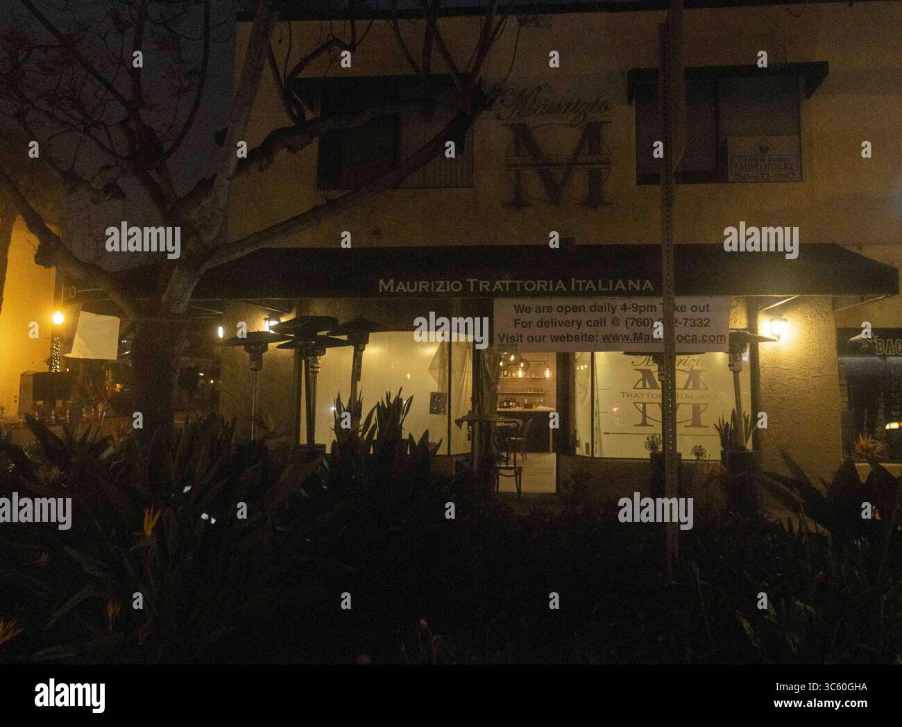 25 aprile 2020: Una piccola impresa, Maurizio Trattoria Italiana, indica che è disponibile per il takeout e la consegna in Encinitas. (Immagine di credito: © Rishi Deka/ZUMA Wire) Foto Stock