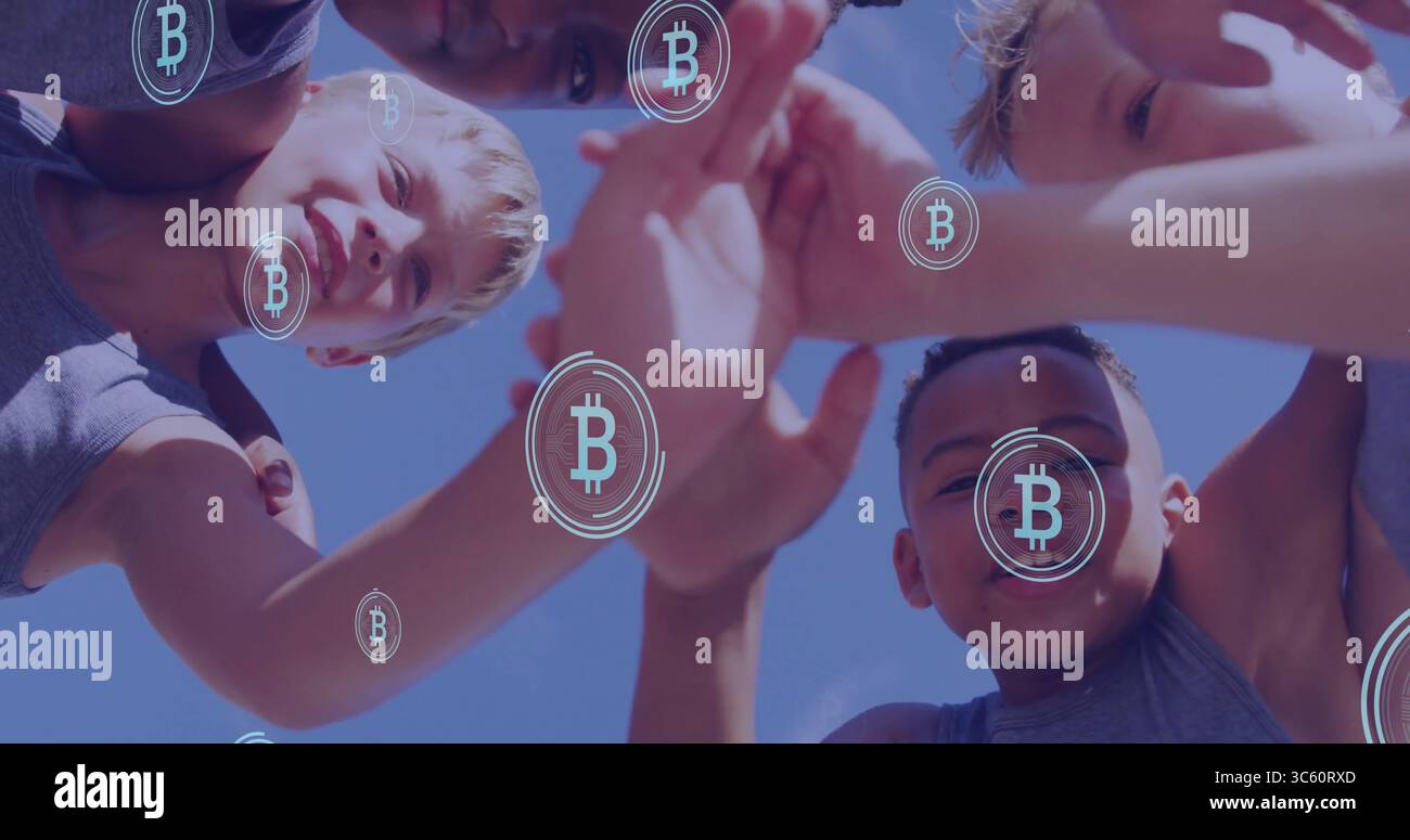 Girando intorno a quattro ragazzi che indossano top senza maniche unendo le mani sul campo, con simboli Bitcoin traslucidi Foto Stock