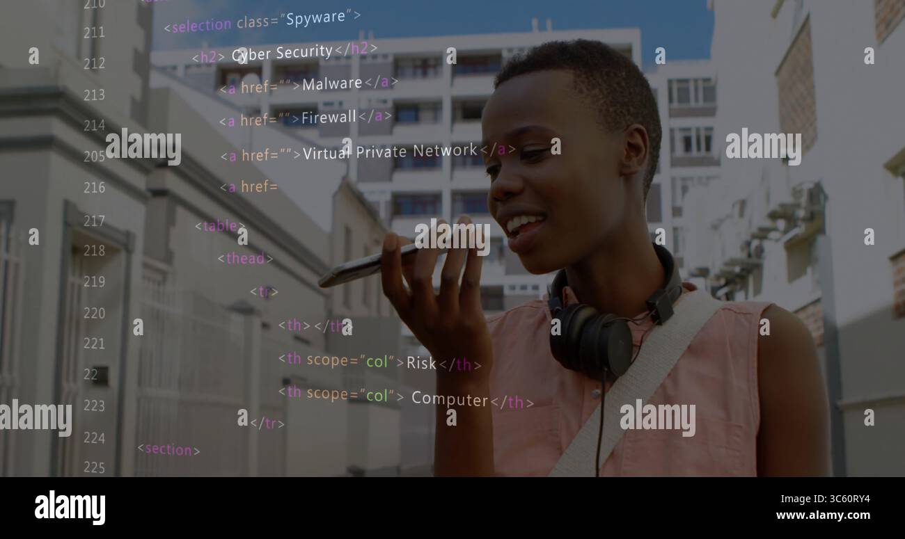 Dettare i messaggi vocali a una donna con le cuffie che tengono lo smartphone sulla strada urbana, con sovrapposizione del codice Foto Stock