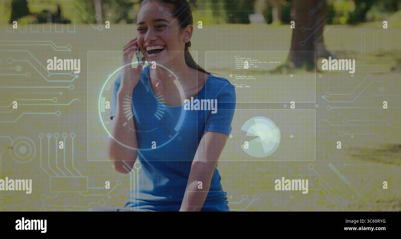 Donna che ride con pelle marrone e coda di cavallo che tiene lo smartphone nel parco, con sovrapposizioni digitali HUD Foto Stock