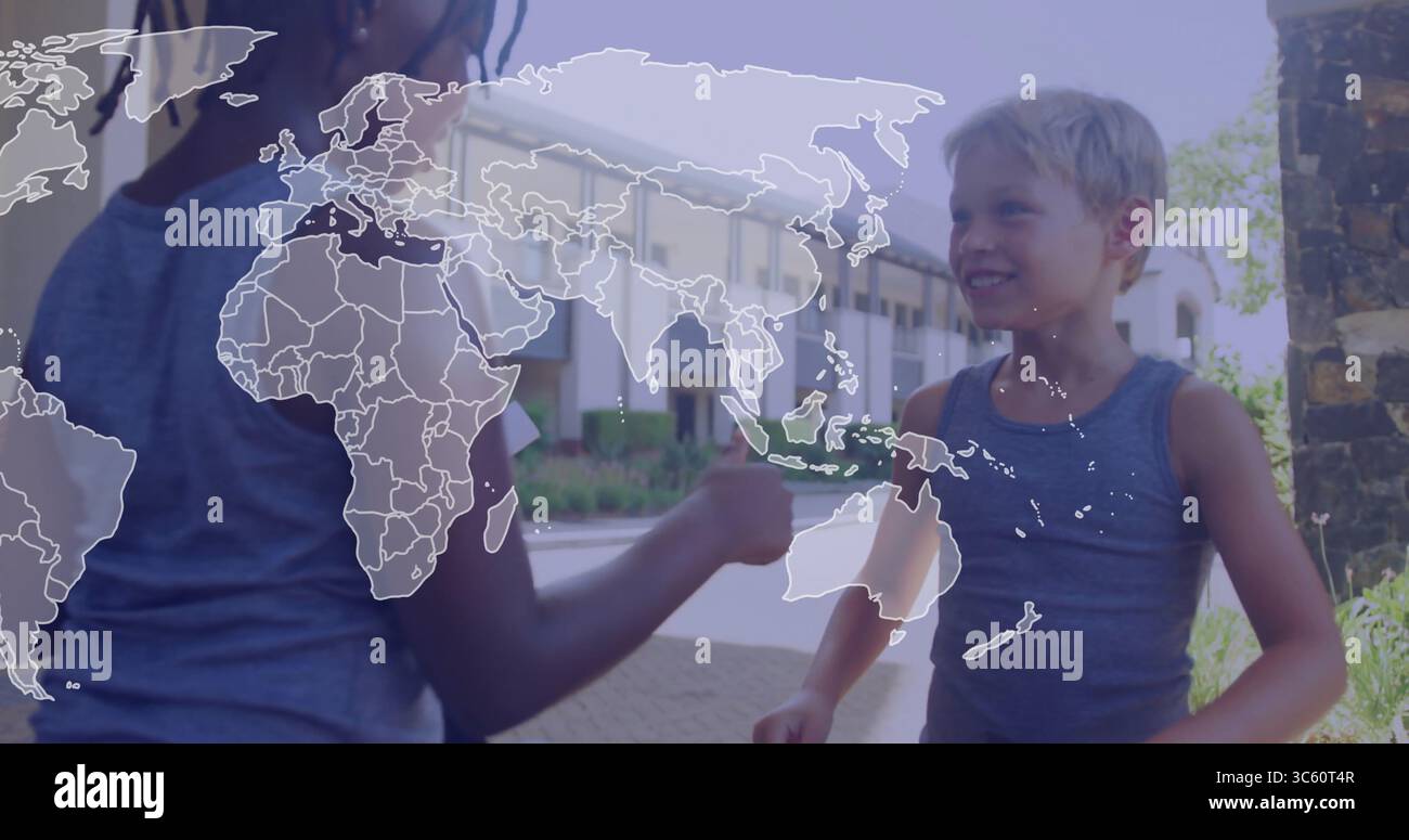 Scambio di bambini con canotte grigie che saltano a pugno nel cortile suburbano, con sovrapposizione della mappa del mondo Foto Stock