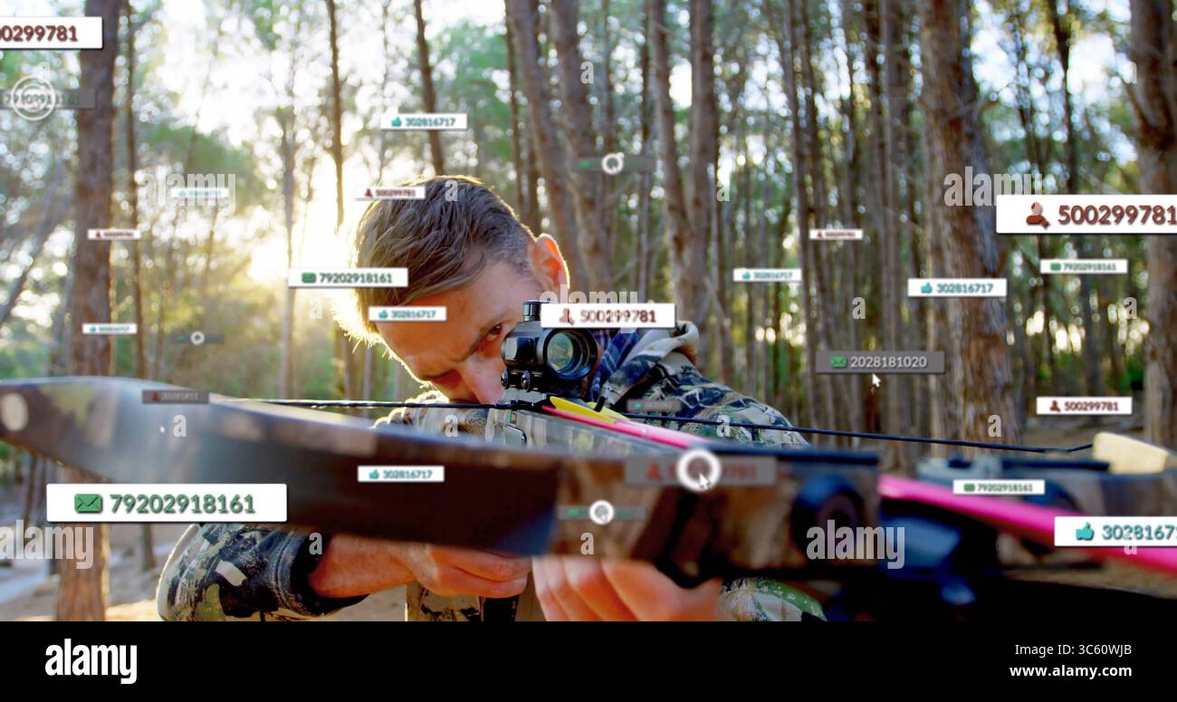 Puntare un maschio maturo che indossa una balestra camo che tiene in mano la balestra con un oscilloscopio nella pineta, con sovrapposizioni digitali Foto Stock