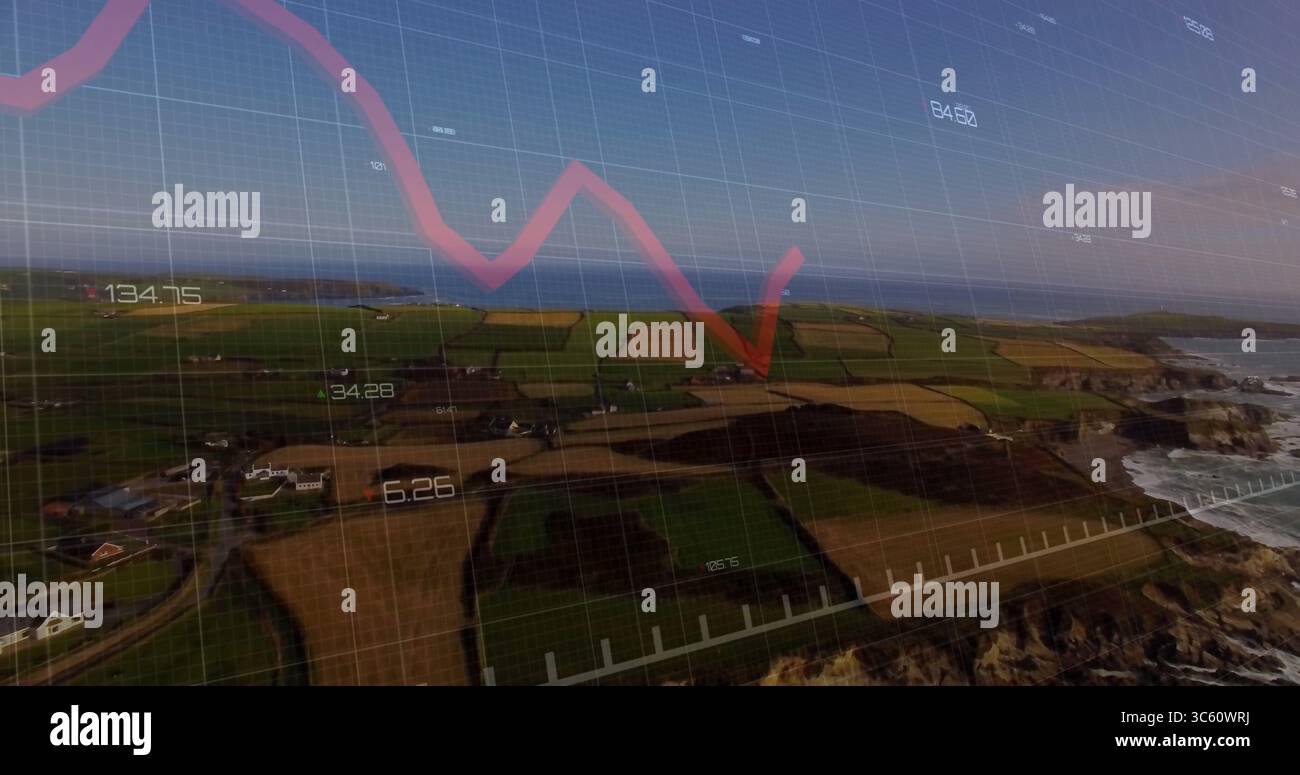 Visualizzazione della freccia rossa del grafico di tendenza verso il basso sopra i terreni agricoli costieri, con punti dati e griglia 3D. Foto Stock