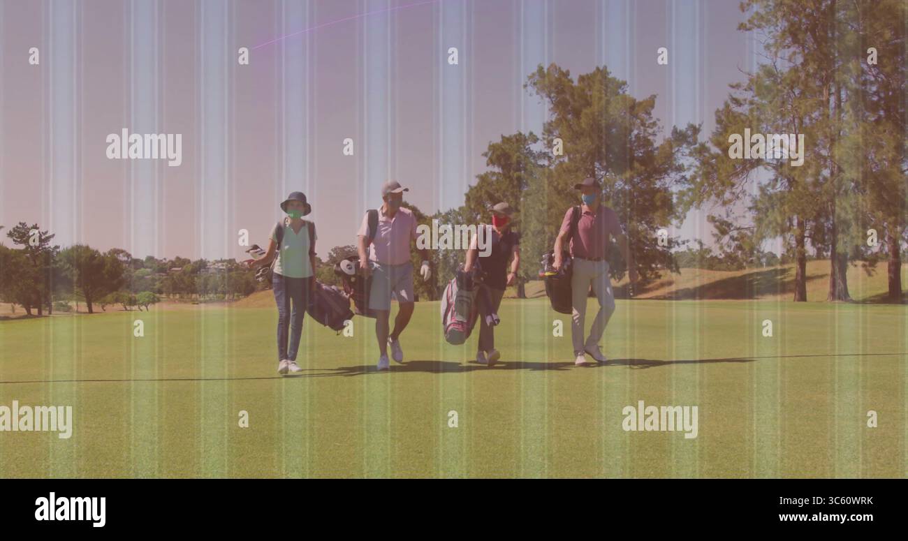 Quattro golfisti che portano borse da golf lungo il fairway del campo da golf, indossano berretti, cappello da sole e guanti Foto Stock