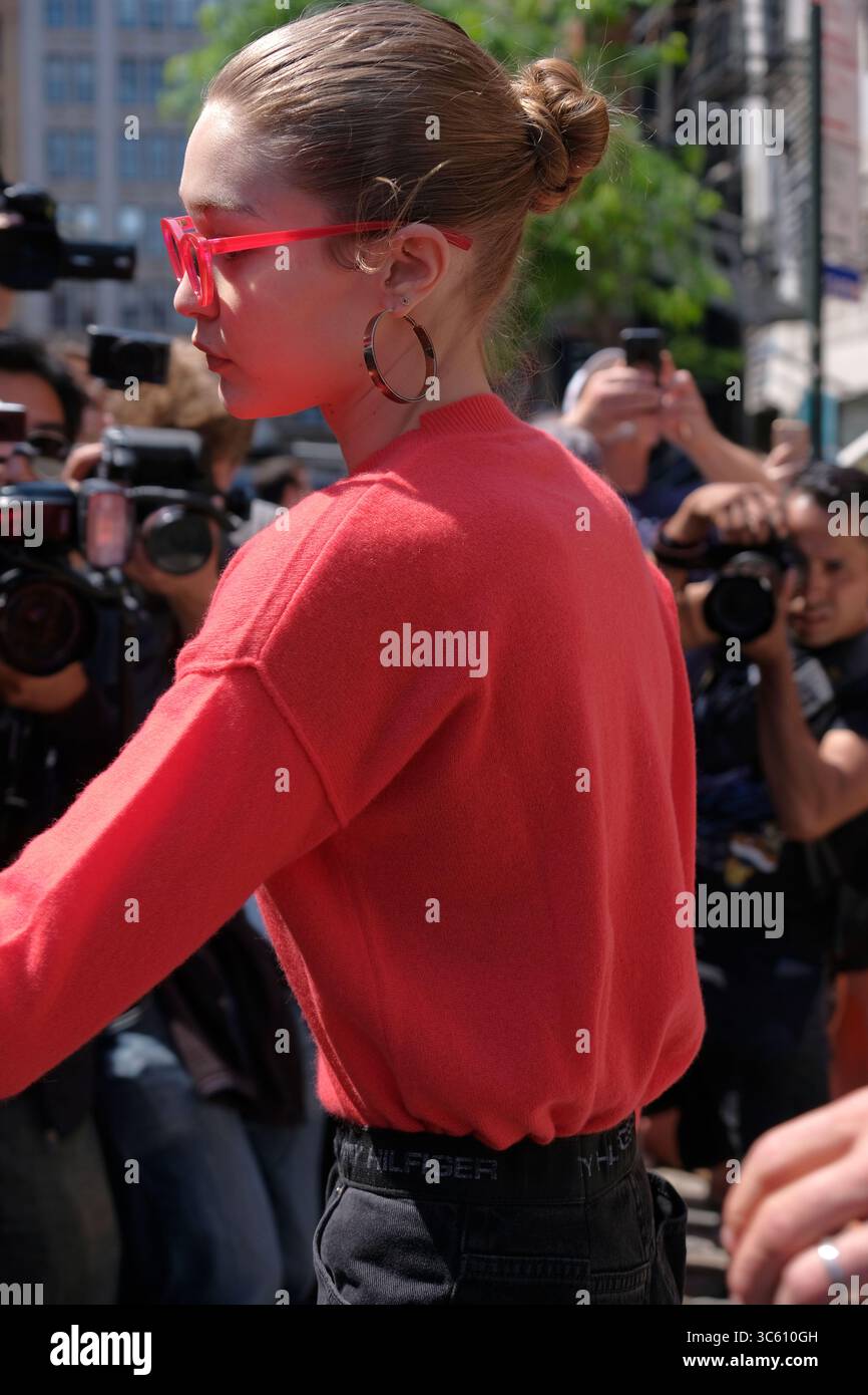 NEW YORK, NY - SETTEMBRE 06: La modella Gigi Hadid indossa un maglione rosso personalizzato e occhiali da sole coordinati mentre lascia il suo appartamento nell'East Village il 31 2017 maggio a New York City.. Persone: Gigi Hadid. (Immagine di credito: © SMG via ZUMA Wire) Foto Stock
