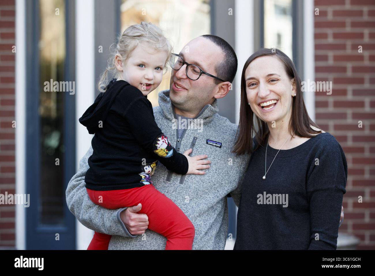 4 maggio 2020, Stati Uniti: Pammy Kramer, 37, destra, suo marito Scott, 37 anni, e la loro figlia Lily, 3 anni, posero per un ritratto vicino alla loro casa il 30 aprile 2020, a Chicago. La coppia ha lanciato una campagna #MyQuarantineCut, in cui donano 10 dollari alla loro fondazione contro il cancro per ogni taglio di capelli a casa che utilizza l'hashtag. (Immagine di credito: © TNS via cavo ZUMA) Foto Stock