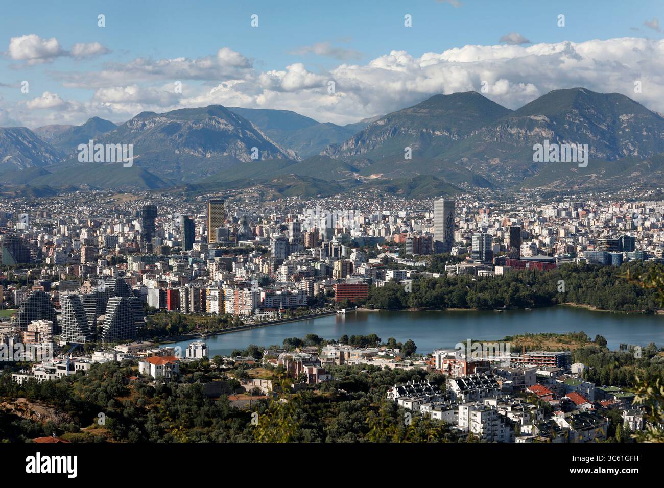 30 luglio 2025, Tirana, Virginia, Albania: Una vista panoramica di Tirana mostra gli edifici dell'era comunista e le torri di nuova costruzione nella capitale albanese il 30 luglio 2025. Il primo ministro albanese Edi Rama sta collaborando con famosi architetti internazionali come Stefano Boeri, Bjarke Ingels, Marco Casamonti, tra gli altri, per dare un nuovo sguardo all'ex città comunista, un rapido cambiamento che viene resistito dalla società civile e dalla comunità locale che risente della perdita della memoria storica e della densità di nuovi sviluppi. (Credit Image: © Gent Shkullaku/ZUMA Press Wire) SOLO PER USO EDITORIALE! No Foto Stock