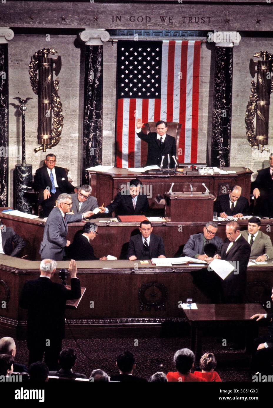 14 gennaio 1974, Washington, District of Columbia, USA: Il Presidente della camera dei rappresentanti degli Stati Uniti Carl Albert (Democratico dell'Oklahoma), ha giurato per il suo ultimo mandato di due anni come Presidente del Rappresentante americano Wright Patman, Presidente del Comitato bancario della camera degli Stati Uniti che appare nell'angolo in basso a sinistra di questa foto nel Campidoglio degli Stati Uniti a Washington, DC il 14 gennaio 1974 (Credit Image: © Arnie Sachs/CNP via ZUMA Wire) Foto Stock