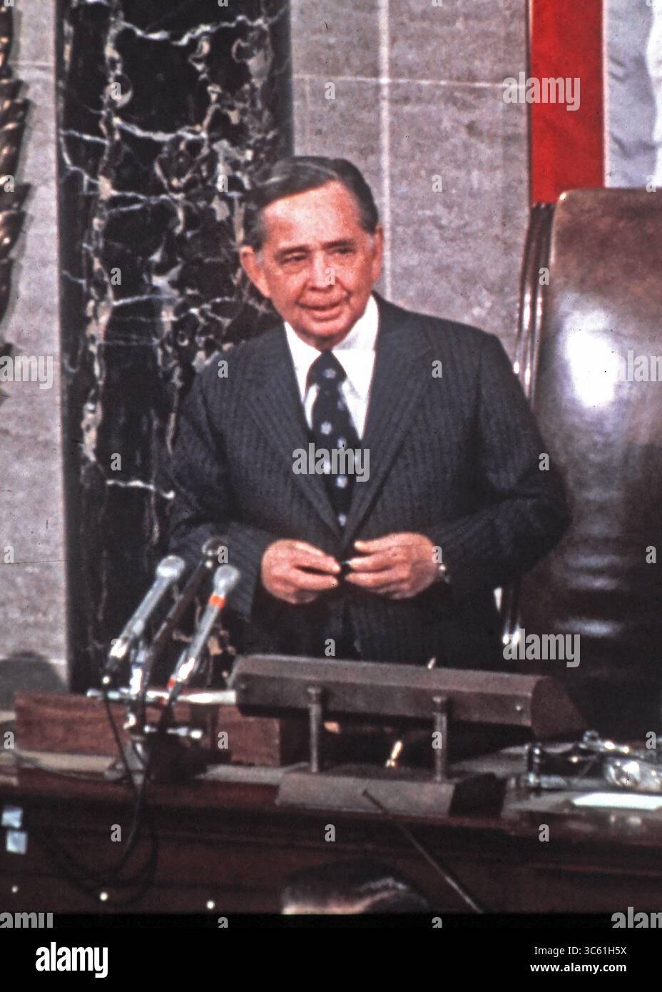 5 febbraio 2000, Washington, District of Columbia, USA: Relatore della camera dei rappresentanti degli Stati Uniti Carl Albert (Democrat of Oklahoma), fa osservazioni dopo aver giurato per il suo ultimo mandato di due anni come Presidente del rappresentante statunitense Wright Patman, Presidente del Comitato bancario della camera degli Stati Uniti che appare nell'angolo in basso a sinistra di questa foto nel Campidoglio degli Stati Uniti a Washington, DC il 14 gennaio 1974.credito: Arnie Sachs / CNP (Credit Image: © Arnie Sachs/CNP via ZUMA) Foto Stock