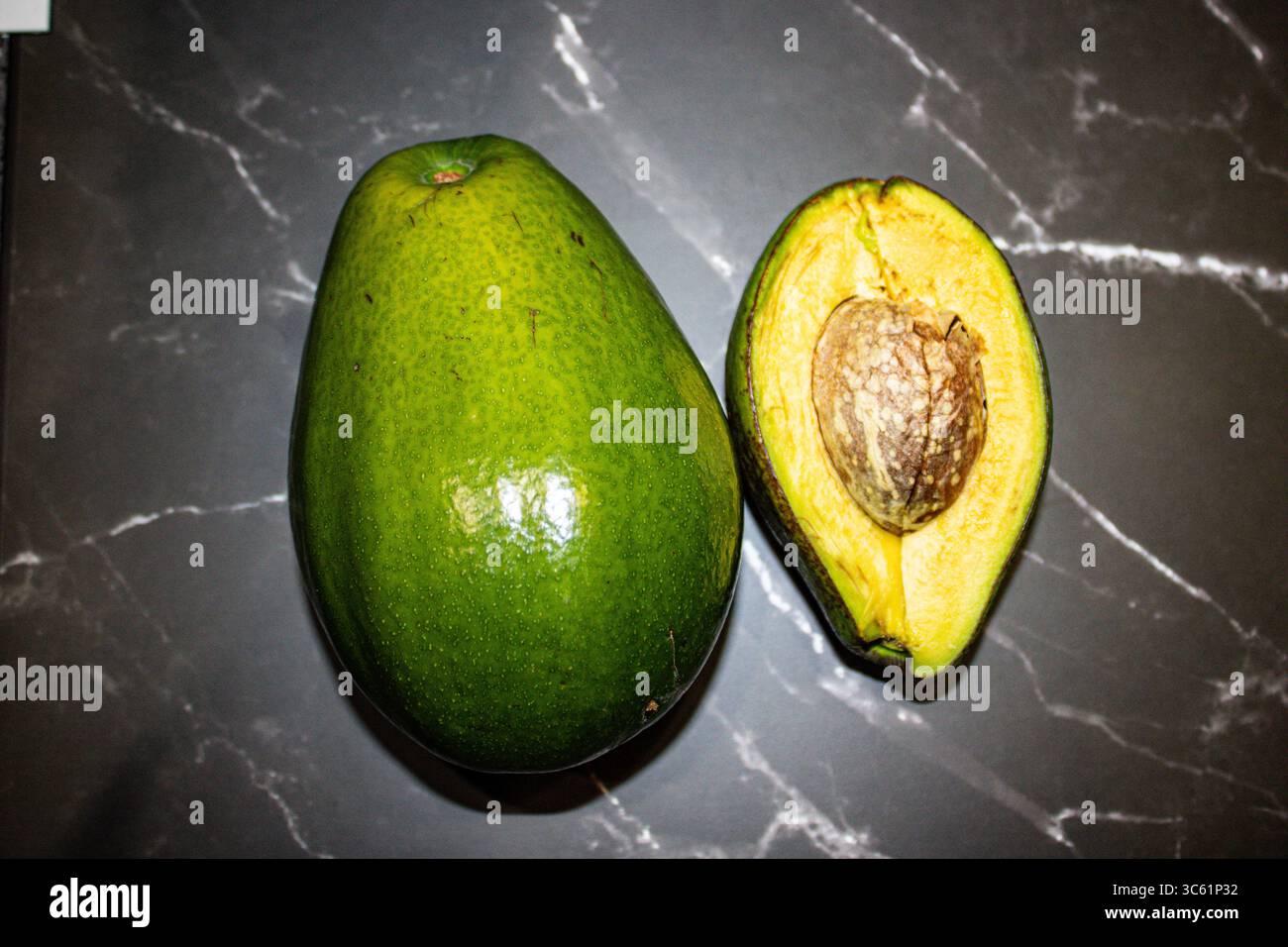 Avocado noto anche come Alligator Pear o Butter Fruit. Foto Stock