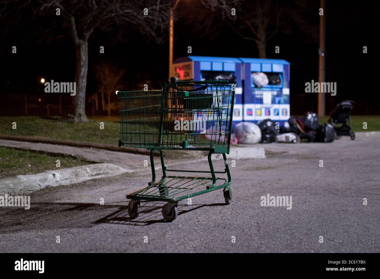 28 aprile 2020: 28 aprile 2020: Nonostante le richieste da parte di Diabetes Canada di fermare le donazioni pubbliche di articoli per la casa durante la pandemia, i contenitori di donazione si sono trasformati in discarica, richiedendo agli equipaggi cittadini di ripulire i rifiuti. Con i depositi di Thrift chiusi e incapaci di gestire gli articoli donati dal pubblico, i rifiuti ambientali diventeranno un effetto collaterale della pandemia. (Immagine di credito: © Sid Naidu/ZUMA Wire) Foto Stock